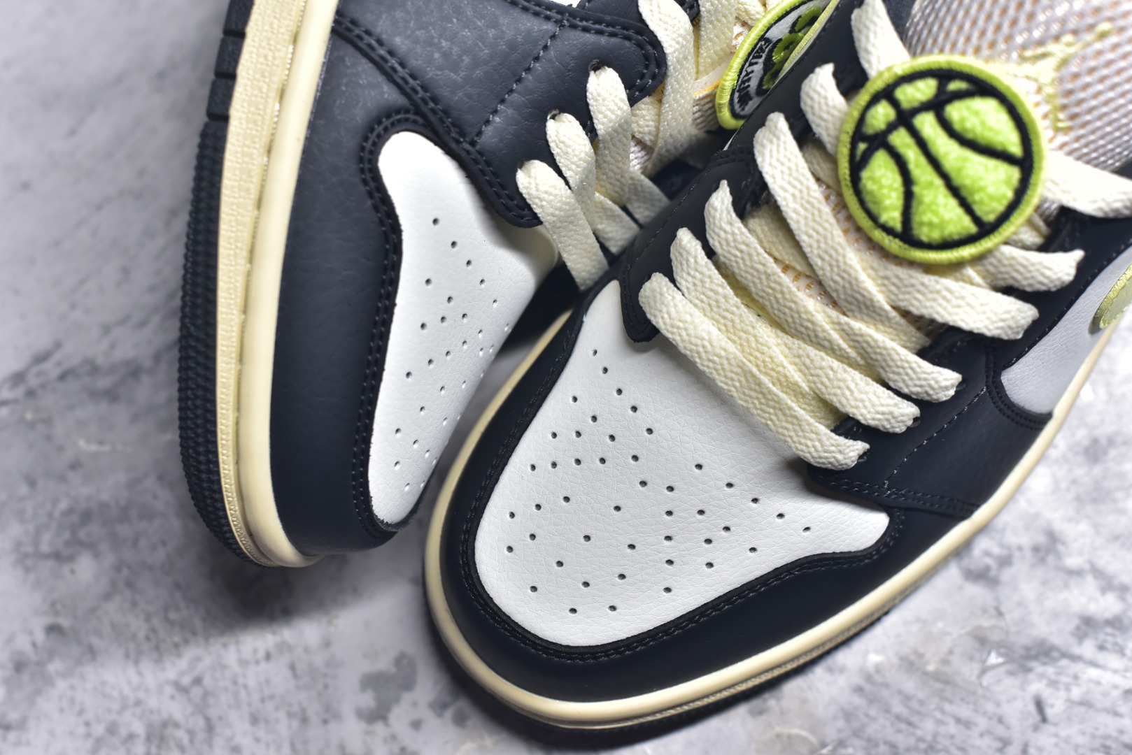 图片[8]-#Air Jordan AJ1 Low 低帮 黑白绿 HQ3009-003 全新流水线出品 DT版本唯一平替选择 市场第二梯队最强版 全部原鞋开发 原楦原纸板开发 全鞋电脑针车 原厂内置全掌气垫 原盒内在原标 唯一Zp原版鞋带绑法 免检产品 全新2022版型 全头层皮料 完美零毛边处理 原厂配置全掌气垫 价格定位良心 几十个配色陆续出货 实拍调校N版已经零色差零失真 百分百还原实物色彩所见即所得 不存在货不对板色差等低级问题 选购参考实物拍摄 不混卖不参货 只用心做好货严格选品 承诺混一赔十 尺码：36 36.5 37.5 38 38.5 39 40 40.5 41 42 42.5 43 44 44.5 45 46-选品中心