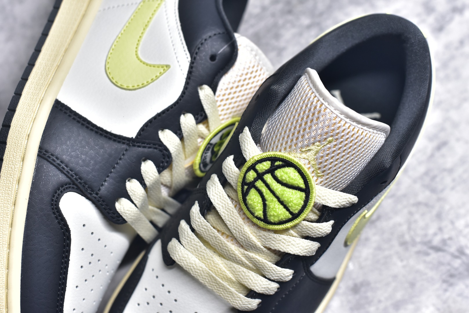 图片[9]-#Air Jordan AJ1 Low 低帮 黑白绿 HQ3009-003 全新流水线出品 DT版本唯一平替选择 市场第二梯队最强版 全部原鞋开发 原楦原纸板开发 全鞋电脑针车 原厂内置全掌气垫 原盒内在原标 唯一Zp原版鞋带绑法 免检产品 全新2022版型 全头层皮料 完美零毛边处理 原厂配置全掌气垫 价格定位良心 几十个配色陆续出货 实拍调校N版已经零色差零失真 百分百还原实物色彩所见即所得 不存在货不对板色差等低级问题 选购参考实物拍摄 不混卖不参货 只用心做好货严格选品 承诺混一赔十 尺码：36 36.5 37.5 38 38.5 39 40 40.5 41 42 42.5 43 44 44.5 45 46-选品中心