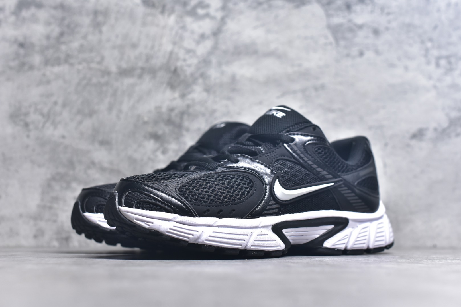 图片[2]-#Nike V5 RNR 舒适百搭防滑耐磨 低帮跑步鞋 舒适有型适合日常穿着 该鞋款延续千禧年经典设计搭载泡绵中底厚实而轻盈 匠心细节巧搭立体耐克勾标志焕新演绎复古跑鞋 货号：HJ5228-008 尺码：36 36.5 37.5 38 38.5 39 40 40.5 41 42 42.5 43 44 45-选品中心
