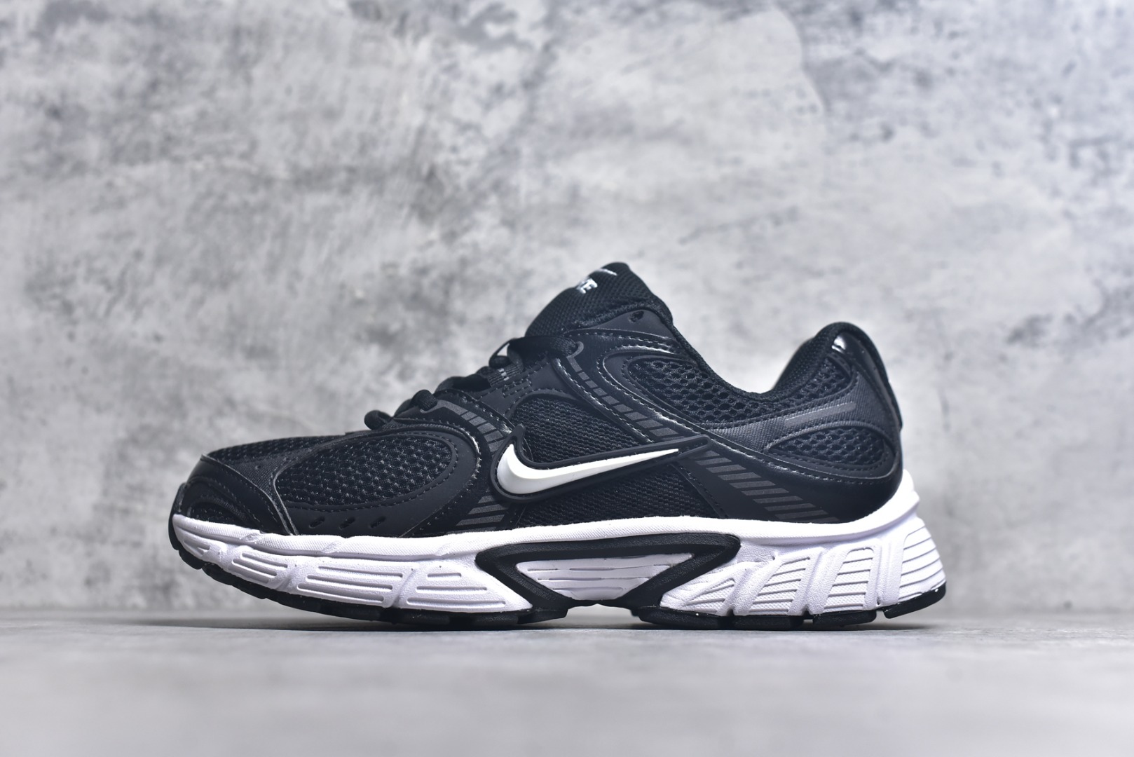 #Nike V5 RNR 舒适百搭防滑耐磨 低帮跑步鞋 舒适有型适合日常穿着 该鞋款延续千禧年经典设计搭载泡绵中底厚实而轻盈 匠心细节巧搭立体耐克勾标志焕新演绎复古跑鞋 货号：HJ5228-008 尺码：36 36.5 37.5 38 38.5 39 40 40.5 41 42 42.5 43 44 45-选品中心