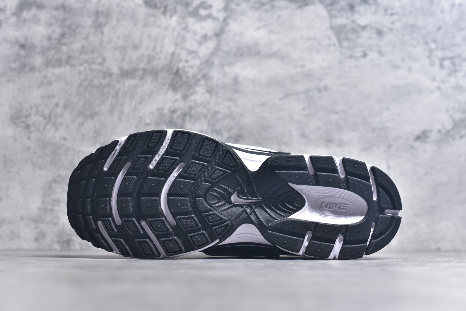 图片[6]-#Nike V5 RNR 舒适百搭防滑耐磨 低帮跑步鞋 舒适有型适合日常穿着 该鞋款延续千禧年经典设计搭载泡绵中底厚实而轻盈 匠心细节巧搭立体耐克勾标志焕新演绎复古跑鞋 货号：HJ5228-008 尺码：36 36.5 37.5 38 38.5 39 40 40.5 41 42 42.5 43 44 45-选品中心