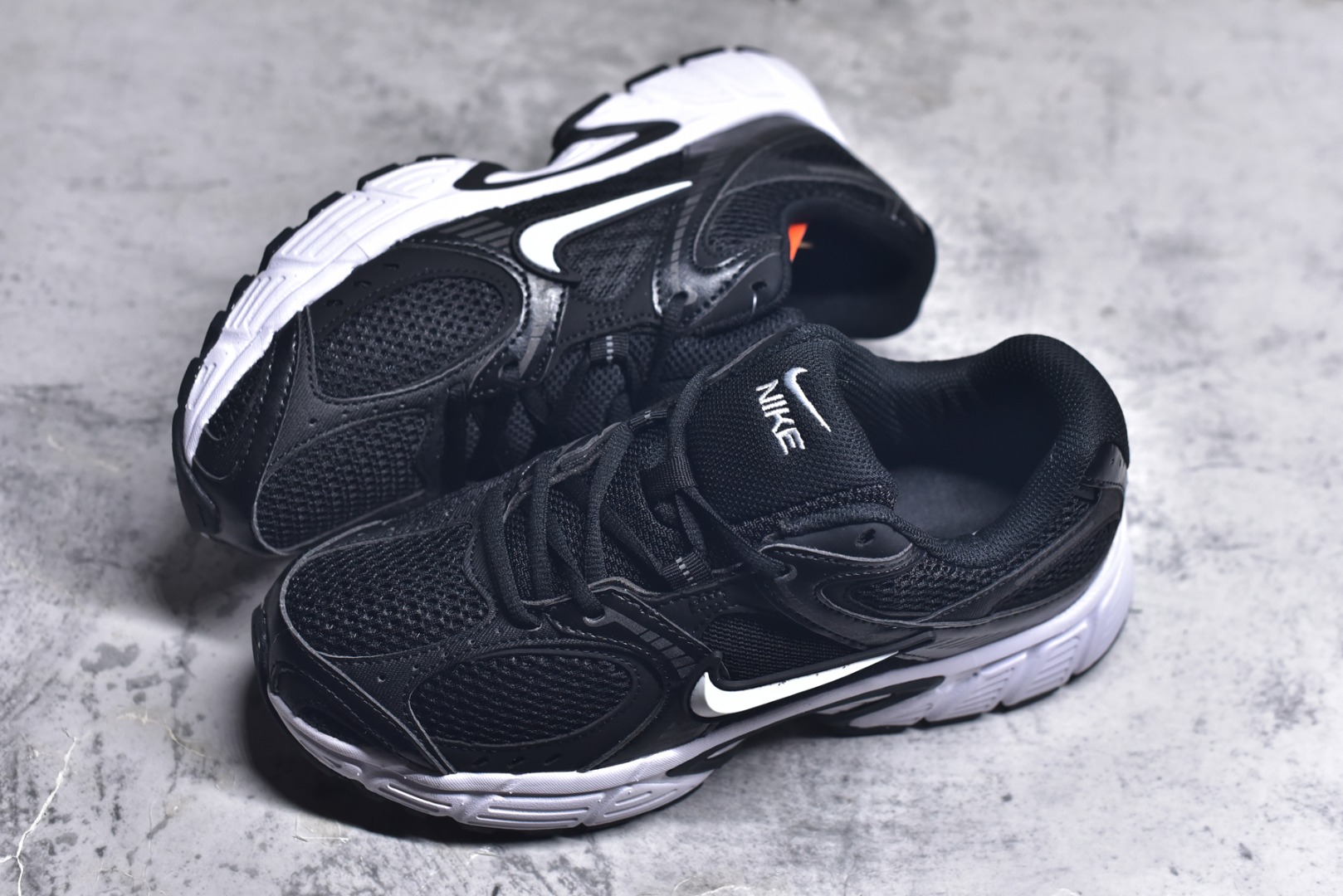 图片[7]-#Nike V5 RNR 舒适百搭防滑耐磨 低帮跑步鞋 舒适有型适合日常穿着 该鞋款延续千禧年经典设计搭载泡绵中底厚实而轻盈 匠心细节巧搭立体耐克勾标志焕新演绎复古跑鞋 货号：HJ5228-008 尺码：36 36.5 37.5 38 38.5 39 40 40.5 41 42 42.5 43 44 45-选品中心
