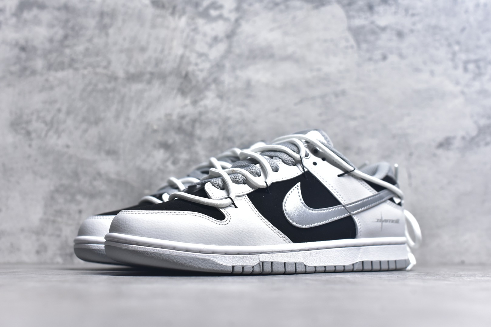 图片[2]-#NK Dunk Low 星黎 WS0414-025 此款采用经典Dunk Low廓形，以纯粹黑白灰构筑基底，赋予鞋身解构主义层次。鞋身应用荔枝纹立体肌理，勾勒深邃星云纹路，高级黑磨砂皮细致包裹腰身领口，如深邃夜空温柔托起耀眼光芒，低调暗涌高级气场。电镀银 Swoosh 破空而出，宛如星际穿越的流光，瞬间锁定所有目光焦点。定制系列天花板 无原鞋不开发 全系列得物原鞋一比一校对开发 配色持续更新中 终端对接 优势输出 全套原厂楦头原纸板数据档案倾力打造 原汁原味莞产 极致还原 圈内最强针车工艺 高端零售指定版 广东原厂配套原盒原标 鞋盒分三个尺码段 原厂冲刀 超高清洁度 全鞋零毛边皮料切割 采用原厂百宏鞋带以及原厂百宏织唛舌标 内标可供原厂几率过验 进口原装条纹中底布 四线拉帮白色点胶 原厂拉帮手法遵循公司 原厂电绣 极致还原 尺码：36 36.5 37.5 38 38.5 39 40 40.5 41 42 42.5 43 44 44.5 45 46-选品中心