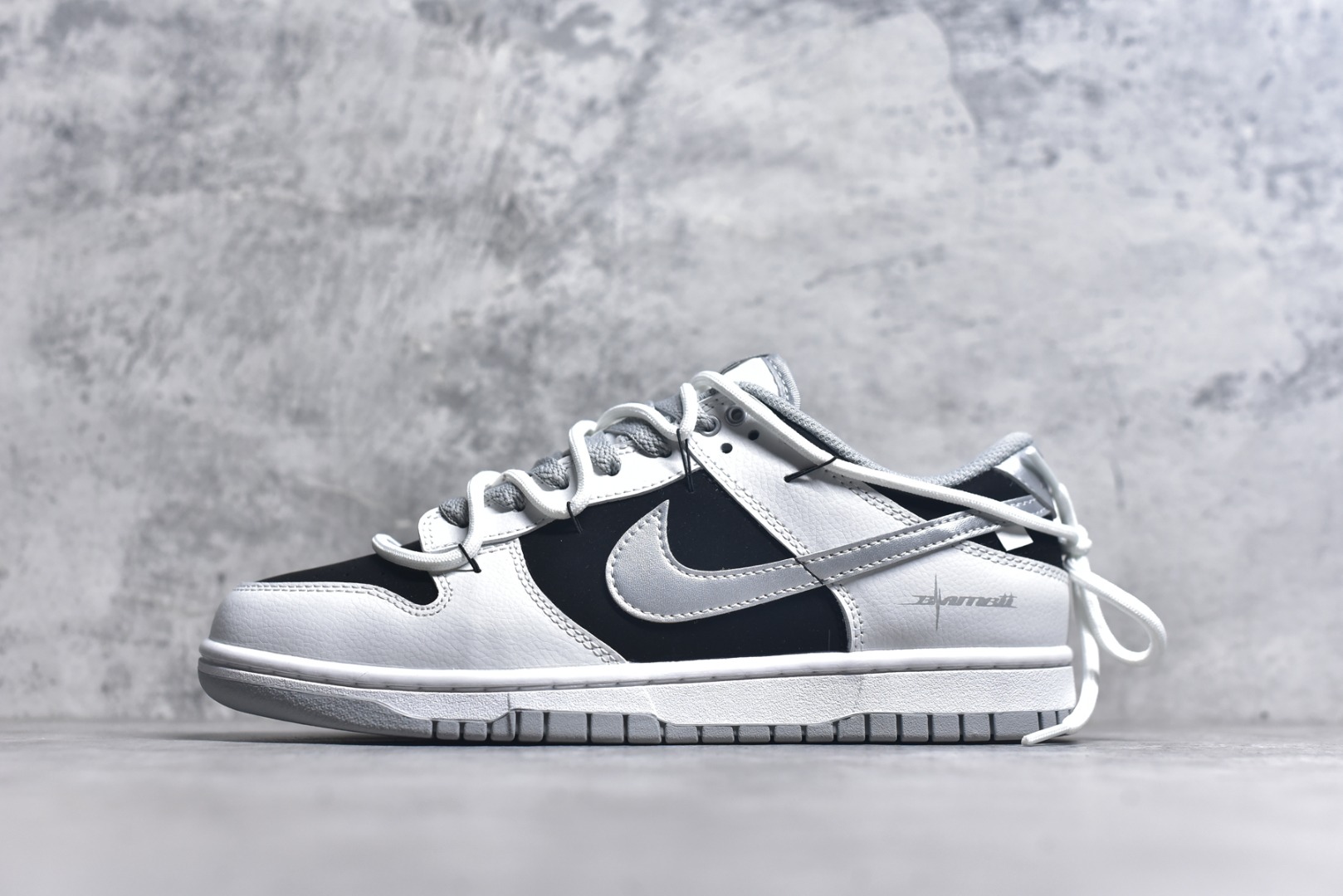 #NK Dunk Low 星黎 WS0414-025 此款采用经典Dunk Low廓形，以纯粹黑白灰构筑基底，赋予鞋身解构主义层次。鞋身应用荔枝纹立体肌理，勾勒深邃星云纹路，高级黑磨砂皮细致包裹腰身领口，如深邃夜空温柔托起耀眼光芒，低调暗涌高级气场。电镀银 Swoosh 破空而出，宛如星际穿越的流光，瞬间锁定所有目光焦点。定制系列天花板 无原鞋不开发 全系列得物原鞋一比一校对开发 配色持续更新中 终端对接 优势输出 全套原厂楦头原纸板数据档案倾力打造 原汁原味莞产 极致还原 圈内最强针车工艺 高端零售指定版 广东原厂配套原盒原标 鞋盒分三个尺码段 原厂冲刀 超高清洁度 全鞋零毛边皮料切割 采用原厂百宏鞋带以及原厂百宏织唛舌标 内标可供原厂几率过验 进口原装条纹中底布 四线拉帮白色点胶 原厂拉帮手法遵循公司 原厂电绣 极致还原 尺码：36 36.5 37.5 38 38.5 39 40 40.5 41 42 42.5 43 44 44.5 45 46-选品中心