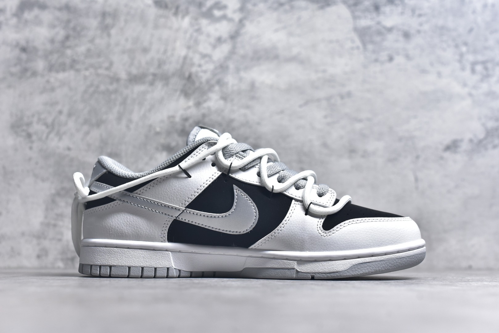 图片[3]-#NK Dunk Low 星黎 WS0414-025 此款采用经典Dunk Low廓形，以纯粹黑白灰构筑基底，赋予鞋身解构主义层次。鞋身应用荔枝纹立体肌理，勾勒深邃星云纹路，高级黑磨砂皮细致包裹腰身领口，如深邃夜空温柔托起耀眼光芒，低调暗涌高级气场。电镀银 Swoosh 破空而出，宛如星际穿越的流光，瞬间锁定所有目光焦点。定制系列天花板 无原鞋不开发 全系列得物原鞋一比一校对开发 配色持续更新中 终端对接 优势输出 全套原厂楦头原纸板数据档案倾力打造 原汁原味莞产 极致还原 圈内最强针车工艺 高端零售指定版 广东原厂配套原盒原标 鞋盒分三个尺码段 原厂冲刀 超高清洁度 全鞋零毛边皮料切割 采用原厂百宏鞋带以及原厂百宏织唛舌标 内标可供原厂几率过验 进口原装条纹中底布 四线拉帮白色点胶 原厂拉帮手法遵循公司 原厂电绣 极致还原 尺码：36 36.5 37.5 38 38.5 39 40 40.5 41 42 42.5 43 44 44.5 45 46-选品中心