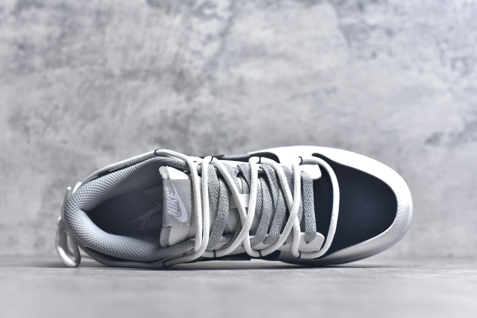 图片[4]-#NK Dunk Low 星黎 WS0414-025 此款采用经典Dunk Low廓形，以纯粹黑白灰构筑基底，赋予鞋身解构主义层次。鞋身应用荔枝纹立体肌理，勾勒深邃星云纹路，高级黑磨砂皮细致包裹腰身领口，如深邃夜空温柔托起耀眼光芒，低调暗涌高级气场。电镀银 Swoosh 破空而出，宛如星际穿越的流光，瞬间锁定所有目光焦点。定制系列天花板 无原鞋不开发 全系列得物原鞋一比一校对开发 配色持续更新中 终端对接 优势输出 全套原厂楦头原纸板数据档案倾力打造 原汁原味莞产 极致还原 圈内最强针车工艺 高端零售指定版 广东原厂配套原盒原标 鞋盒分三个尺码段 原厂冲刀 超高清洁度 全鞋零毛边皮料切割 采用原厂百宏鞋带以及原厂百宏织唛舌标 内标可供原厂几率过验 进口原装条纹中底布 四线拉帮白色点胶 原厂拉帮手法遵循公司 原厂电绣 极致还原 尺码：36 36.5 37.5 38 38.5 39 40 40.5 41 42 42.5 43 44 44.5 45 46-选品中心