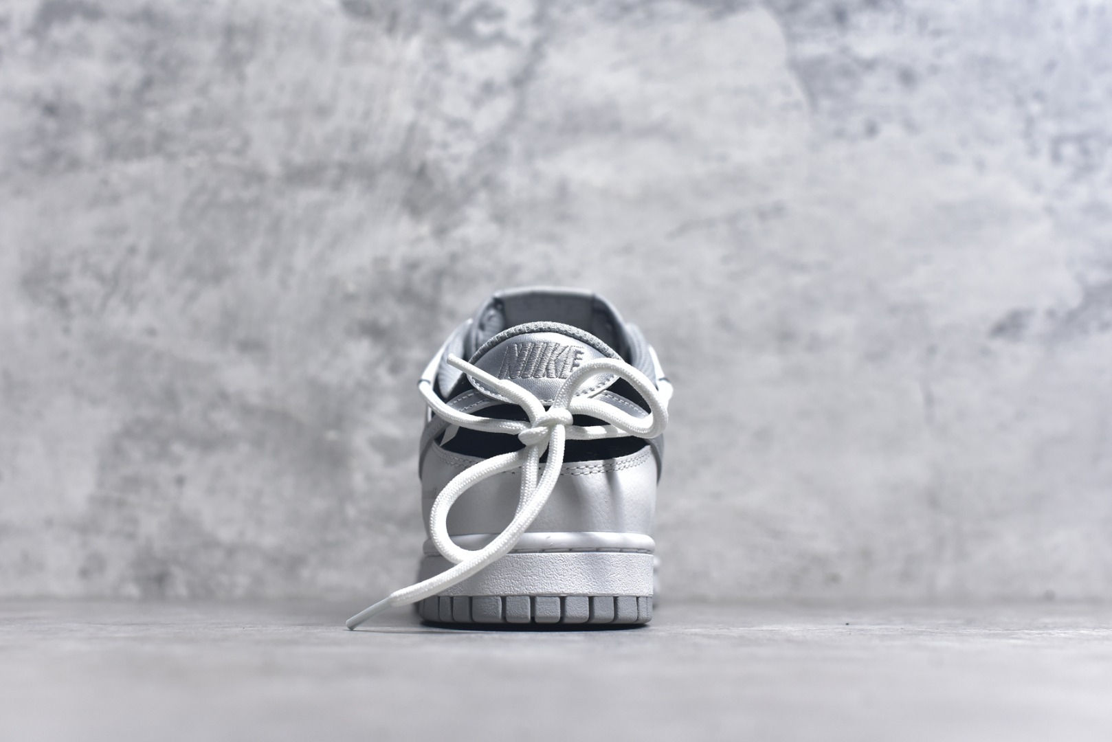 图片[5]-#NK Dunk Low 星黎 WS0414-025 此款采用经典Dunk Low廓形，以纯粹黑白灰构筑基底，赋予鞋身解构主义层次。鞋身应用荔枝纹立体肌理，勾勒深邃星云纹路，高级黑磨砂皮细致包裹腰身领口，如深邃夜空温柔托起耀眼光芒，低调暗涌高级气场。电镀银 Swoosh 破空而出，宛如星际穿越的流光，瞬间锁定所有目光焦点。定制系列天花板 无原鞋不开发 全系列得物原鞋一比一校对开发 配色持续更新中 终端对接 优势输出 全套原厂楦头原纸板数据档案倾力打造 原汁原味莞产 极致还原 圈内最强针车工艺 高端零售指定版 广东原厂配套原盒原标 鞋盒分三个尺码段 原厂冲刀 超高清洁度 全鞋零毛边皮料切割 采用原厂百宏鞋带以及原厂百宏织唛舌标 内标可供原厂几率过验 进口原装条纹中底布 四线拉帮白色点胶 原厂拉帮手法遵循公司 原厂电绣 极致还原 尺码：36 36.5 37.5 38 38.5 39 40 40.5 41 42 42.5 43 44 44.5 45 46-选品中心