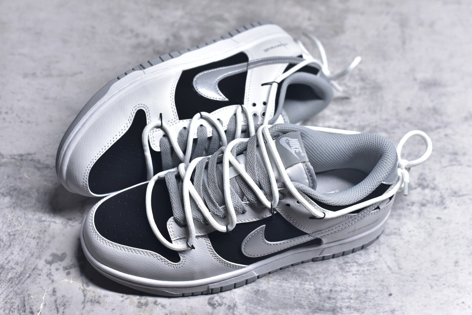 图片[7]-#NK Dunk Low 星黎 WS0414-025 此款采用经典Dunk Low廓形，以纯粹黑白灰构筑基底，赋予鞋身解构主义层次。鞋身应用荔枝纹立体肌理，勾勒深邃星云纹路，高级黑磨砂皮细致包裹腰身领口，如深邃夜空温柔托起耀眼光芒，低调暗涌高级气场。电镀银 Swoosh 破空而出，宛如星际穿越的流光，瞬间锁定所有目光焦点。定制系列天花板 无原鞋不开发 全系列得物原鞋一比一校对开发 配色持续更新中 终端对接 优势输出 全套原厂楦头原纸板数据档案倾力打造 原汁原味莞产 极致还原 圈内最强针车工艺 高端零售指定版 广东原厂配套原盒原标 鞋盒分三个尺码段 原厂冲刀 超高清洁度 全鞋零毛边皮料切割 采用原厂百宏鞋带以及原厂百宏织唛舌标 内标可供原厂几率过验 进口原装条纹中底布 四线拉帮白色点胶 原厂拉帮手法遵循公司 原厂电绣 极致还原 尺码：36 36.5 37.5 38 38.5 39 40 40.5 41 42 42.5 43 44 44.5 45 46-选品中心