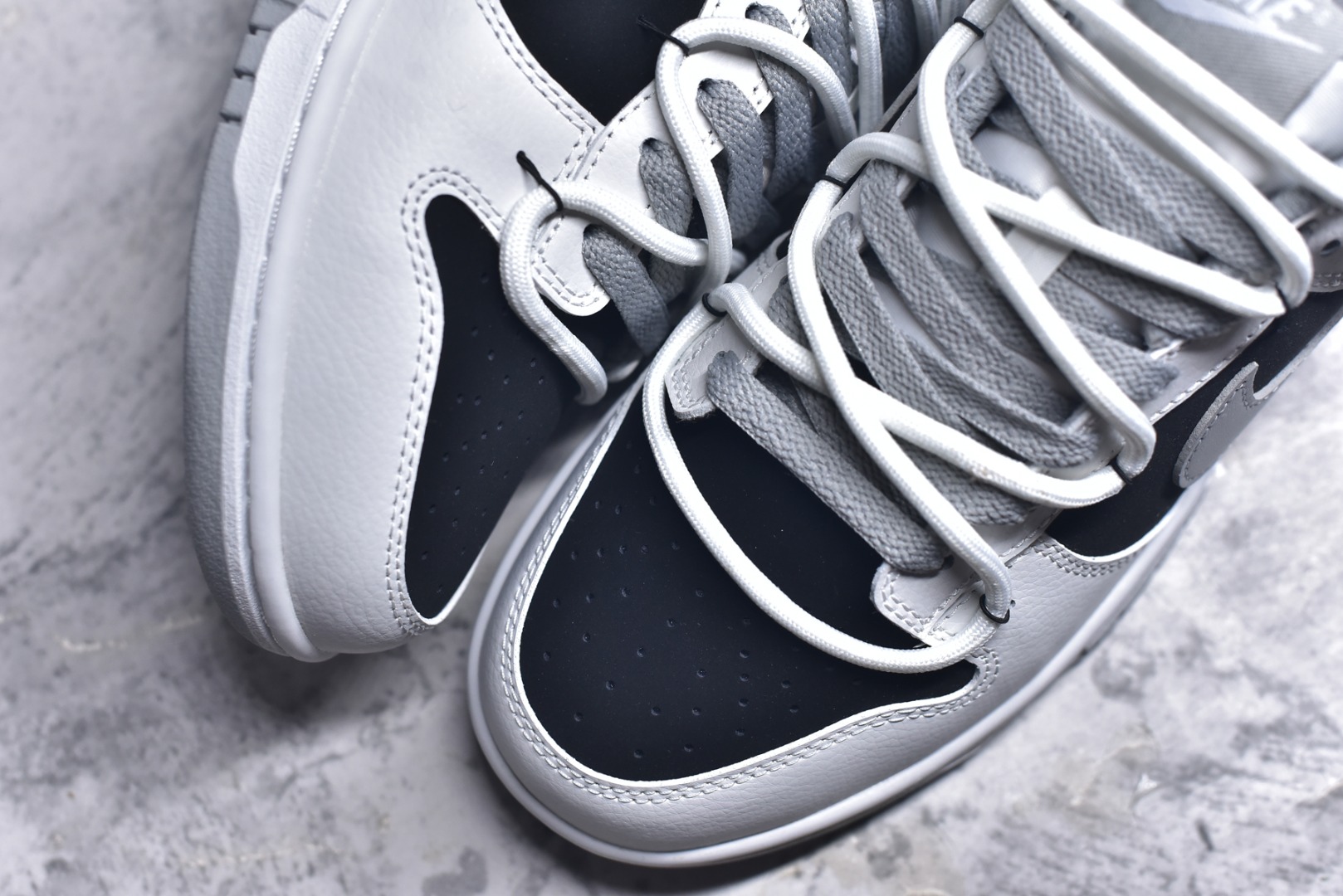 图片[8]-#NK Dunk Low 星黎 WS0414-025 此款采用经典Dunk Low廓形，以纯粹黑白灰构筑基底，赋予鞋身解构主义层次。鞋身应用荔枝纹立体肌理，勾勒深邃星云纹路，高级黑磨砂皮细致包裹腰身领口，如深邃夜空温柔托起耀眼光芒，低调暗涌高级气场。电镀银 Swoosh 破空而出，宛如星际穿越的流光，瞬间锁定所有目光焦点。定制系列天花板 无原鞋不开发 全系列得物原鞋一比一校对开发 配色持续更新中 终端对接 优势输出 全套原厂楦头原纸板数据档案倾力打造 原汁原味莞产 极致还原 圈内最强针车工艺 高端零售指定版 广东原厂配套原盒原标 鞋盒分三个尺码段 原厂冲刀 超高清洁度 全鞋零毛边皮料切割 采用原厂百宏鞋带以及原厂百宏织唛舌标 内标可供原厂几率过验 进口原装条纹中底布 四线拉帮白色点胶 原厂拉帮手法遵循公司 原厂电绣 极致还原 尺码：36 36.5 37.5 38 38.5 39 40 40.5 41 42 42.5 43 44 44.5 45 46-选品中心