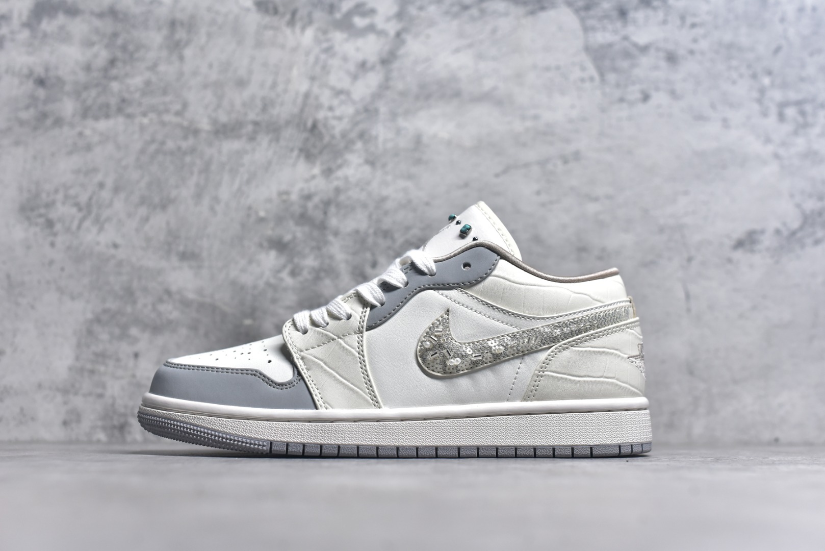 #Air Jordan AJ1 Low 低帮 雾霾珍珠米白蓝 IH7323-100 全新流水线出品 DT版本唯一平替选择 市场第二梯队最强版 全部原鞋开发 原楦原纸板开发 全鞋电脑针车 原厂内置全掌气垫 原盒内在原标 唯一Zp原版鞋带绑法 免检产品 全新2022版型 全头层皮料 完美零毛边处理 原厂配置全掌气垫 价格定位良心 几十个配色陆续出货 实拍调校N版已经零色差零失真 百分百还原实物色彩所见即所得 不存在货不对板色差等低级问题 选购参考实物拍摄 不混卖不参货 只用心做好货严格选品 承诺混一赔十 尺码：36 36.5 37.5 38 38.5 39 40 40.5 41 42 42.5 43 44 44.5 45 46-选品中心