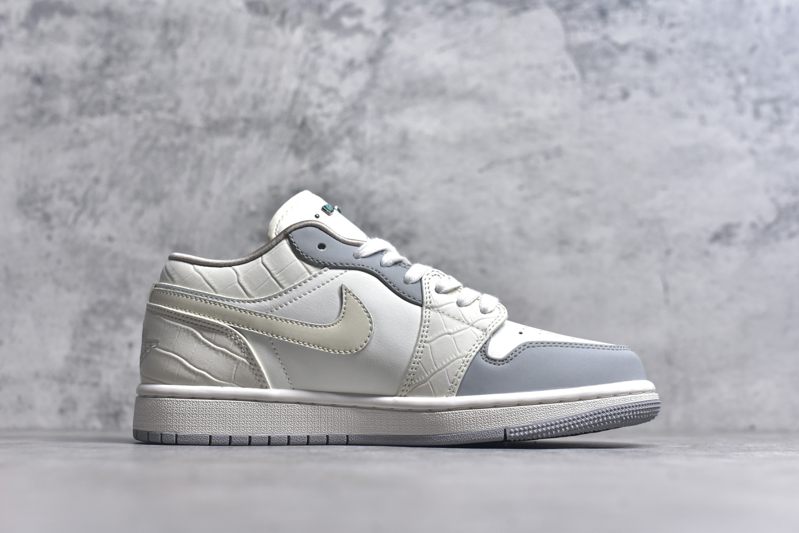 图片[3]-#Air Jordan AJ1 Low 低帮 雾霾珍珠米白蓝 IH7323-100 全新流水线出品 DT版本唯一平替选择 市场第二梯队最强版 全部原鞋开发 原楦原纸板开发 全鞋电脑针车 原厂内置全掌气垫 原盒内在原标 唯一Zp原版鞋带绑法 免检产品 全新2022版型 全头层皮料 完美零毛边处理 原厂配置全掌气垫 价格定位良心 几十个配色陆续出货 实拍调校N版已经零色差零失真 百分百还原实物色彩所见即所得 不存在货不对板色差等低级问题 选购参考实物拍摄 不混卖不参货 只用心做好货严格选品 承诺混一赔十 尺码：36 36.5 37.5 38 38.5 39 40 40.5 41 42 42.5 43 44 44.5 45 46-选品中心