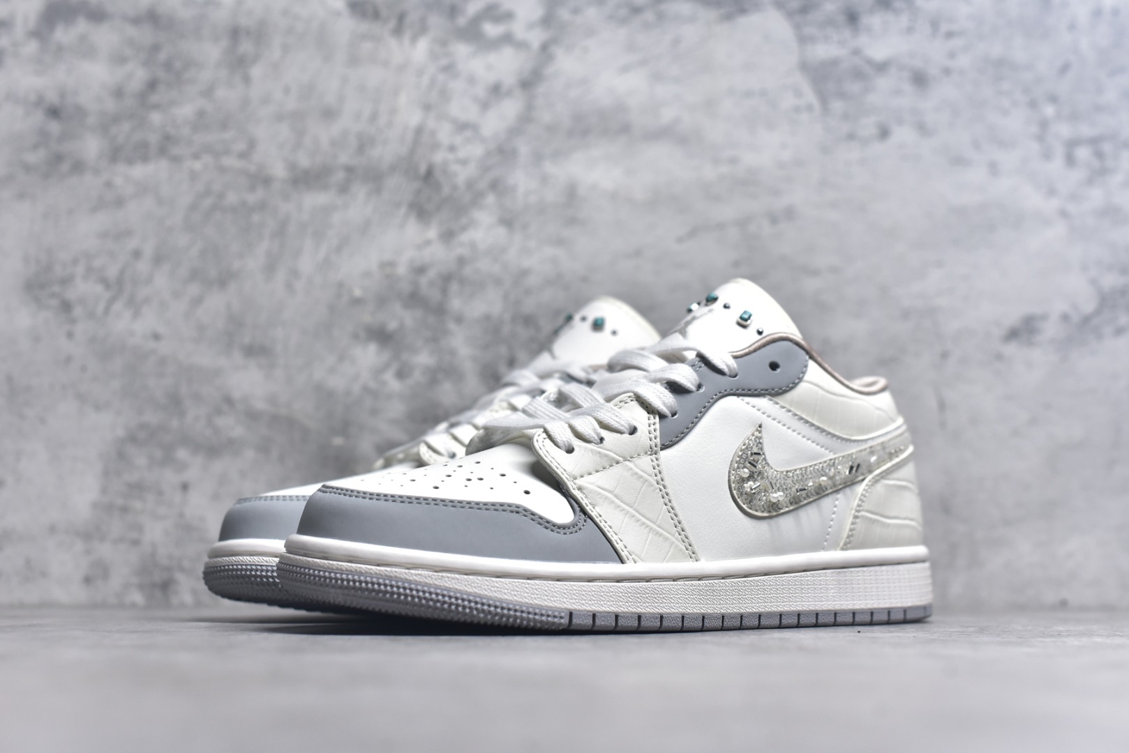 图片[2]-#Air Jordan AJ1 Low 低帮 雾霾珍珠米白蓝 IH7323-100 全新流水线出品 DT版本唯一平替选择 市场第二梯队最强版 全部原鞋开发 原楦原纸板开发 全鞋电脑针车 原厂内置全掌气垫 原盒内在原标 唯一Zp原版鞋带绑法 免检产品 全新2022版型 全头层皮料 完美零毛边处理 原厂配置全掌气垫 价格定位良心 几十个配色陆续出货 实拍调校N版已经零色差零失真 百分百还原实物色彩所见即所得 不存在货不对板色差等低级问题 选购参考实物拍摄 不混卖不参货 只用心做好货严格选品 承诺混一赔十 尺码：36 36.5 37.5 38 38.5 39 40 40.5 41 42 42.5 43 44 44.5 45 46-选品中心
