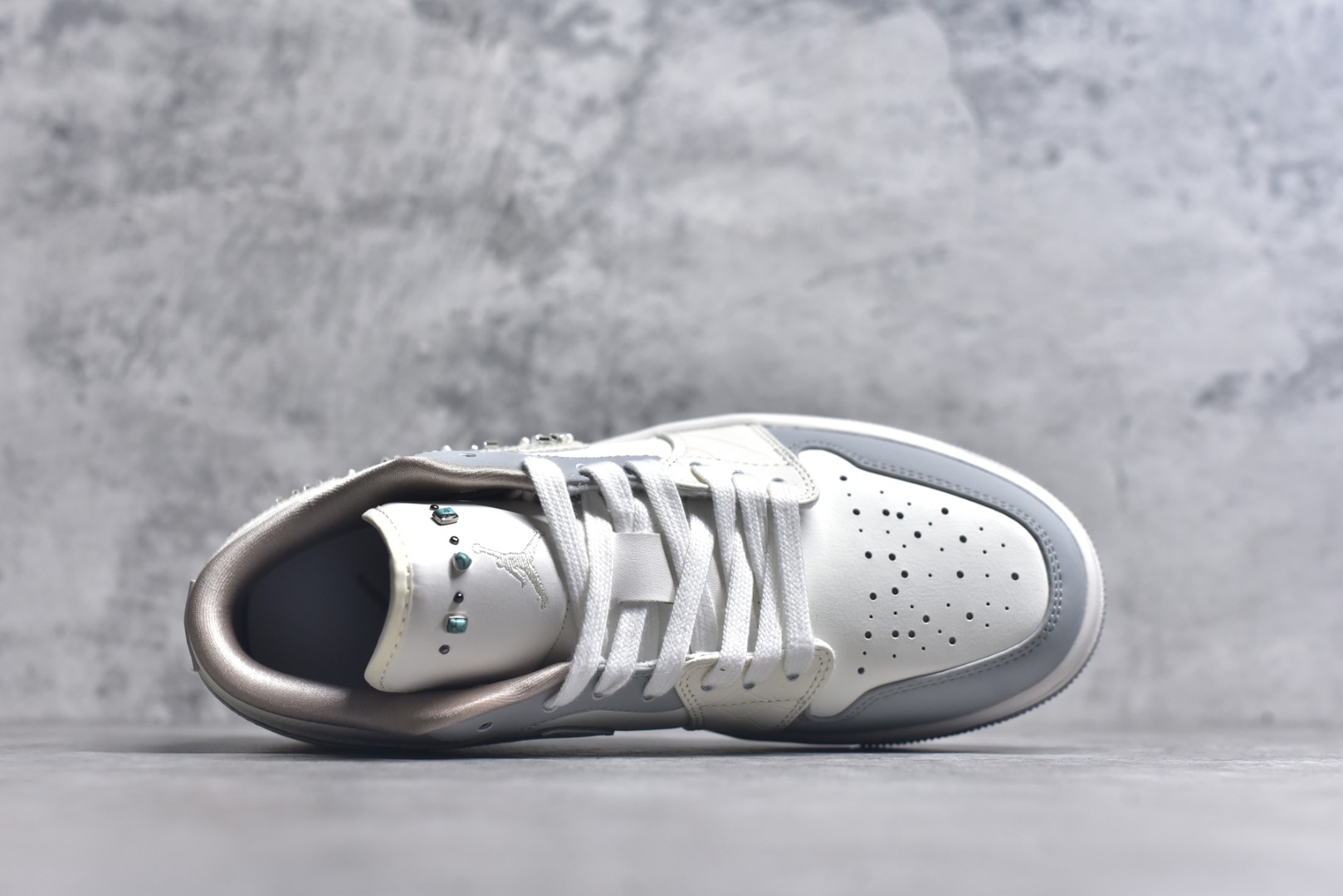图片[4]-#Air Jordan AJ1 Low 低帮 雾霾珍珠米白蓝 IH7323-100 全新流水线出品 DT版本唯一平替选择 市场第二梯队最强版 全部原鞋开发 原楦原纸板开发 全鞋电脑针车 原厂内置全掌气垫 原盒内在原标 唯一Zp原版鞋带绑法 免检产品 全新2022版型 全头层皮料 完美零毛边处理 原厂配置全掌气垫 价格定位良心 几十个配色陆续出货 实拍调校N版已经零色差零失真 百分百还原实物色彩所见即所得 不存在货不对板色差等低级问题 选购参考实物拍摄 不混卖不参货 只用心做好货严格选品 承诺混一赔十 尺码：36 36.5 37.5 38 38.5 39 40 40.5 41 42 42.5 43 44 44.5 45 46-选品中心