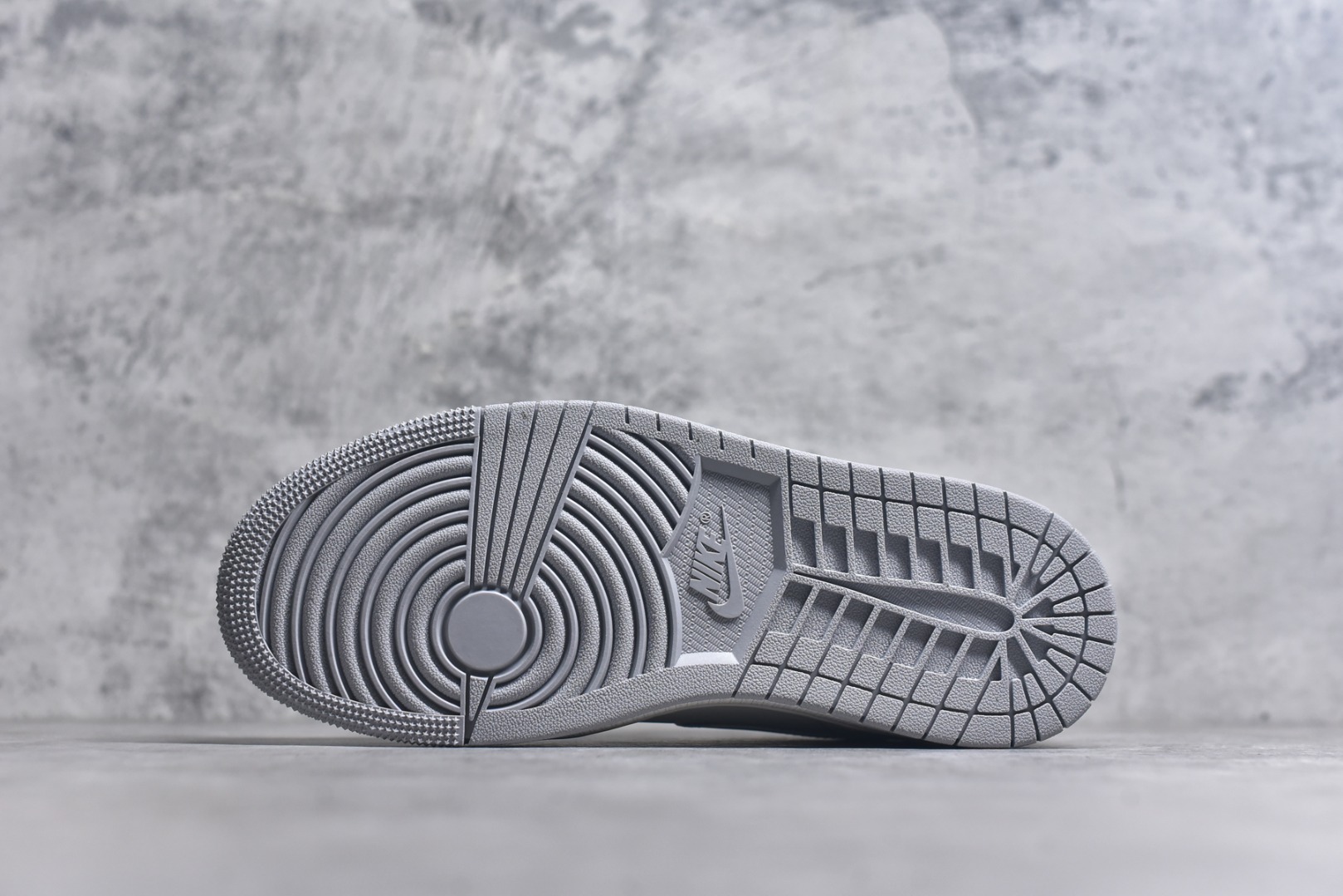 图片[6]-#Air Jordan AJ1 Low 低帮 雾霾珍珠米白蓝 IH7323-100 全新流水线出品 DT版本唯一平替选择 市场第二梯队最强版 全部原鞋开发 原楦原纸板开发 全鞋电脑针车 原厂内置全掌气垫 原盒内在原标 唯一Zp原版鞋带绑法 免检产品 全新2022版型 全头层皮料 完美零毛边处理 原厂配置全掌气垫 价格定位良心 几十个配色陆续出货 实拍调校N版已经零色差零失真 百分百还原实物色彩所见即所得 不存在货不对板色差等低级问题 选购参考实物拍摄 不混卖不参货 只用心做好货严格选品 承诺混一赔十 尺码：36 36.5 37.5 38 38.5 39 40 40.5 41 42 42.5 43 44 44.5 45 46-选品中心