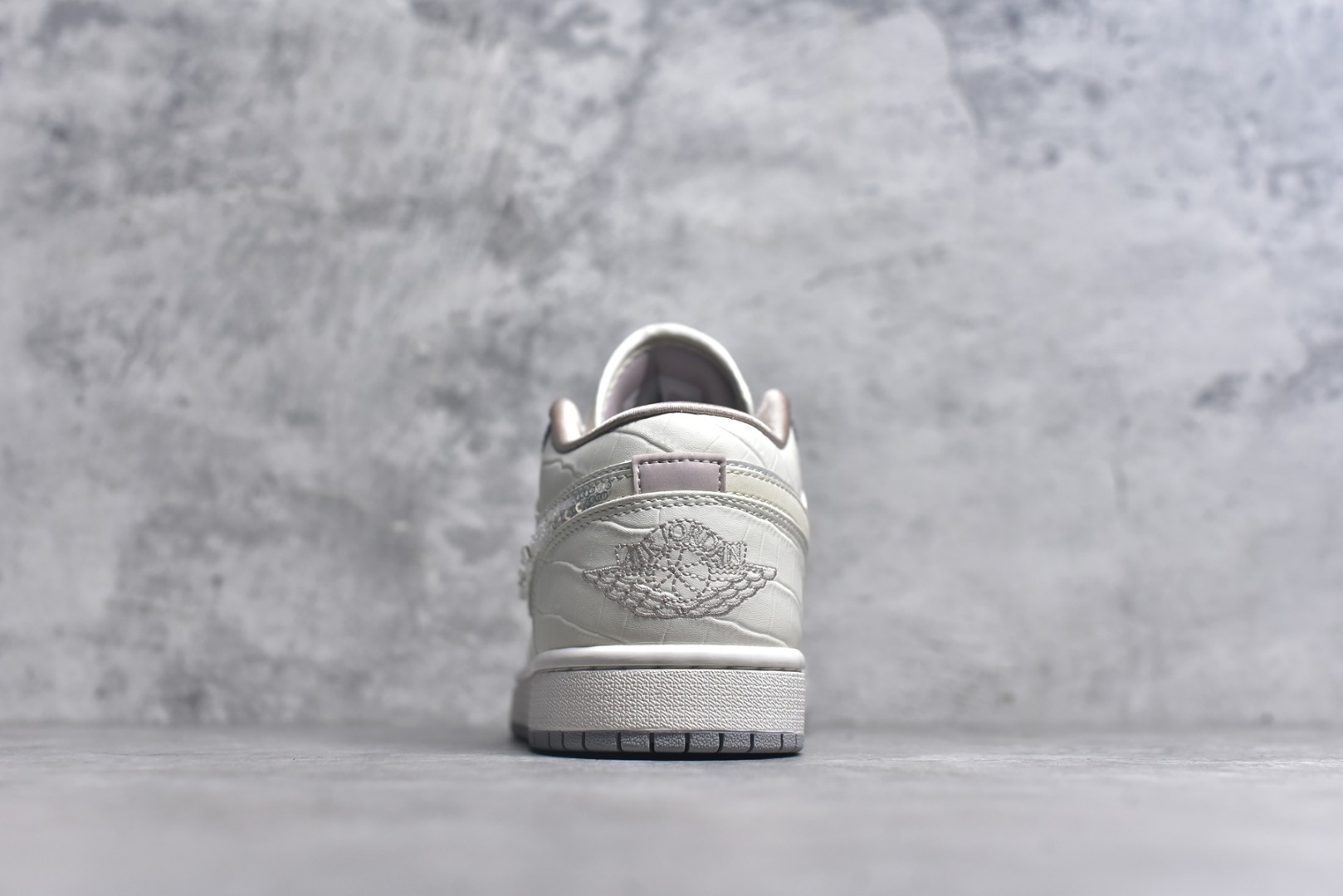 图片[5]-#Air Jordan AJ1 Low 低帮 雾霾珍珠米白蓝 IH7323-100 全新流水线出品 DT版本唯一平替选择 市场第二梯队最强版 全部原鞋开发 原楦原纸板开发 全鞋电脑针车 原厂内置全掌气垫 原盒内在原标 唯一Zp原版鞋带绑法 免检产品 全新2022版型 全头层皮料 完美零毛边处理 原厂配置全掌气垫 价格定位良心 几十个配色陆续出货 实拍调校N版已经零色差零失真 百分百还原实物色彩所见即所得 不存在货不对板色差等低级问题 选购参考实物拍摄 不混卖不参货 只用心做好货严格选品 承诺混一赔十 尺码：36 36.5 37.5 38 38.5 39 40 40.5 41 42 42.5 43 44 44.5 45 46-选品中心