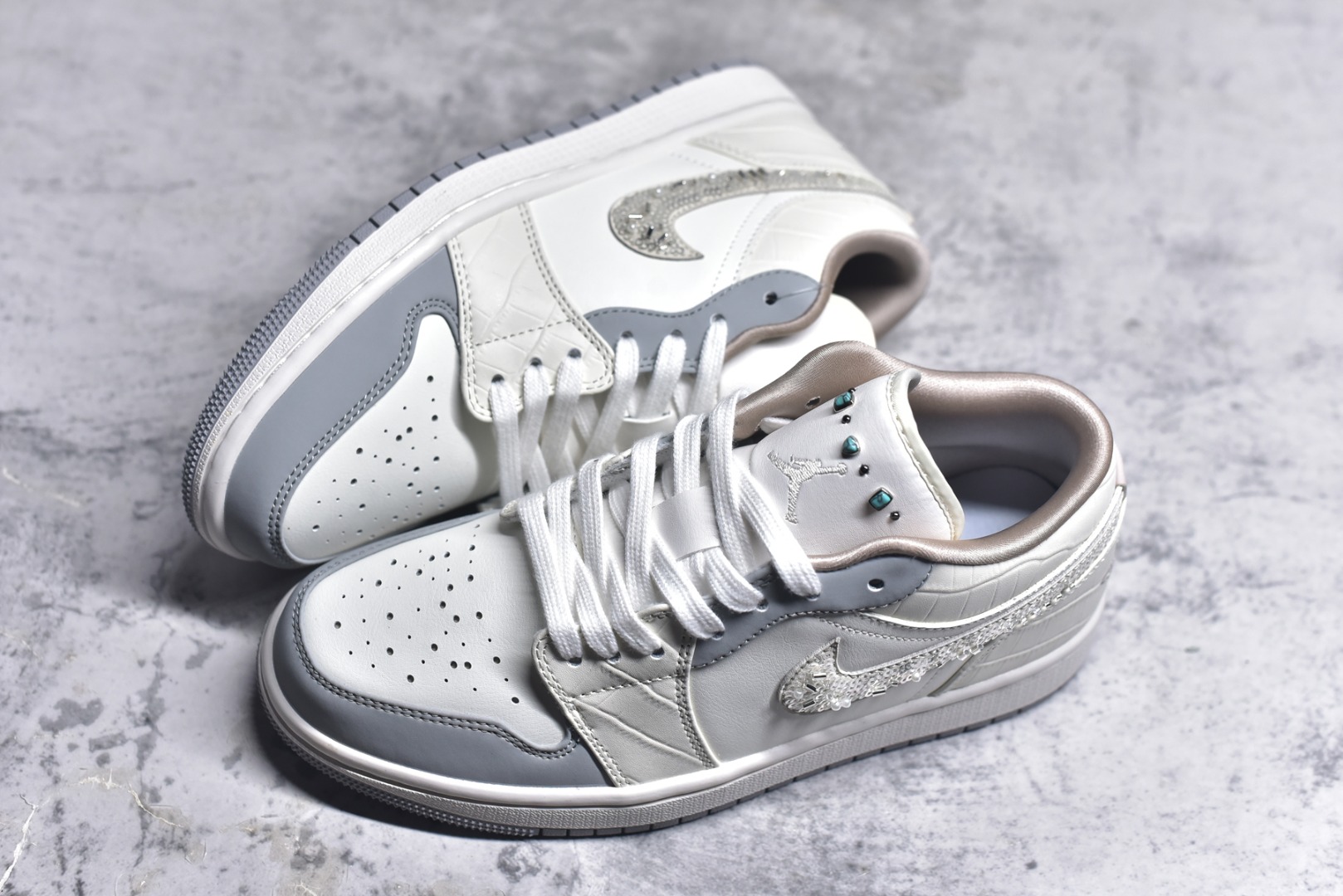 图片[7]-#Air Jordan AJ1 Low 低帮 雾霾珍珠米白蓝 IH7323-100 全新流水线出品 DT版本唯一平替选择 市场第二梯队最强版 全部原鞋开发 原楦原纸板开发 全鞋电脑针车 原厂内置全掌气垫 原盒内在原标 唯一Zp原版鞋带绑法 免检产品 全新2022版型 全头层皮料 完美零毛边处理 原厂配置全掌气垫 价格定位良心 几十个配色陆续出货 实拍调校N版已经零色差零失真 百分百还原实物色彩所见即所得 不存在货不对板色差等低级问题 选购参考实物拍摄 不混卖不参货 只用心做好货严格选品 承诺混一赔十 尺码：36 36.5 37.5 38 38.5 39 40 40.5 41 42 42.5 43 44 44.5 45 46-选品中心