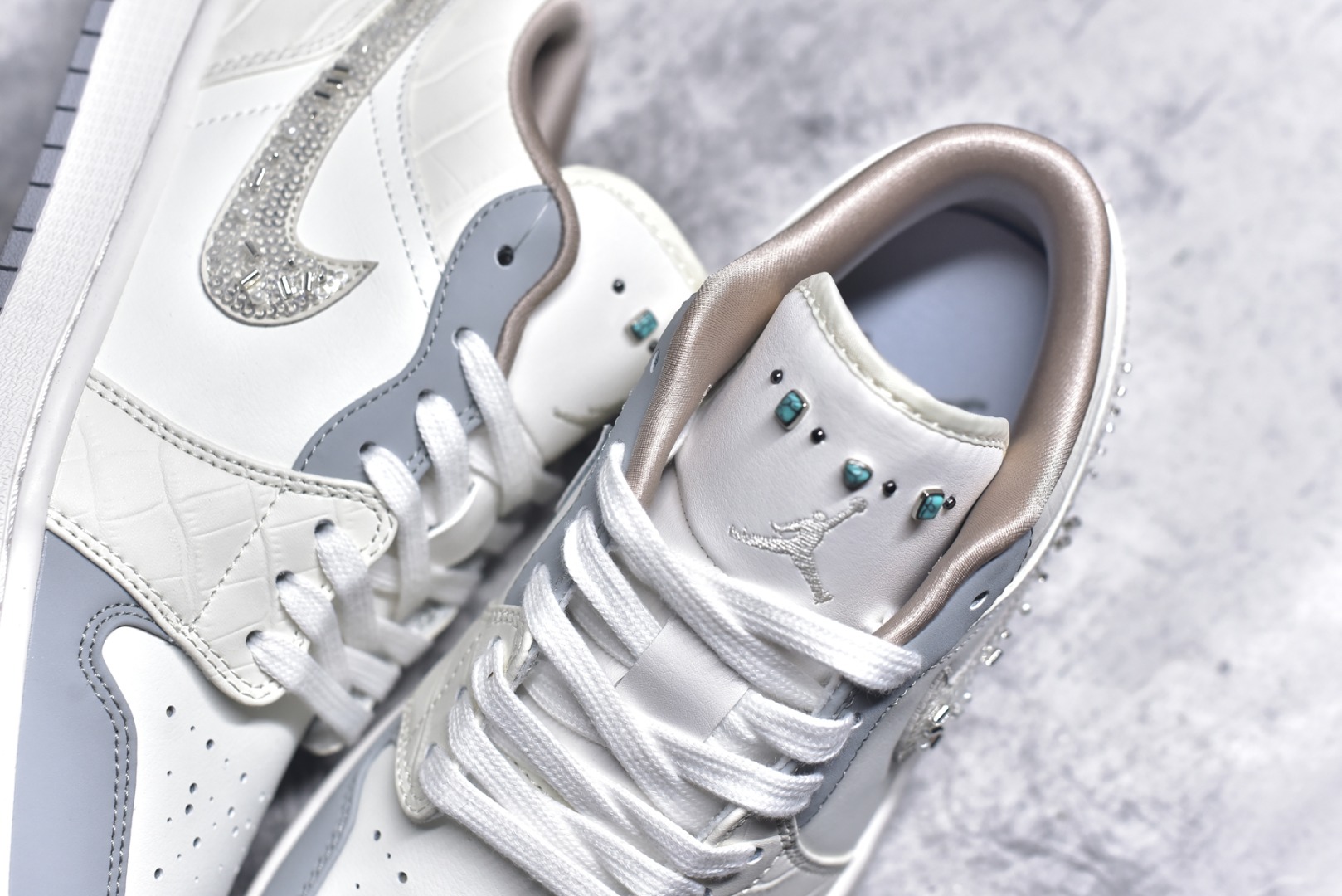 图片[9]-#Air Jordan AJ1 Low 低帮 雾霾珍珠米白蓝 IH7323-100 全新流水线出品 DT版本唯一平替选择 市场第二梯队最强版 全部原鞋开发 原楦原纸板开发 全鞋电脑针车 原厂内置全掌气垫 原盒内在原标 唯一Zp原版鞋带绑法 免检产品 全新2022版型 全头层皮料 完美零毛边处理 原厂配置全掌气垫 价格定位良心 几十个配色陆续出货 实拍调校N版已经零色差零失真 百分百还原实物色彩所见即所得 不存在货不对板色差等低级问题 选购参考实物拍摄 不混卖不参货 只用心做好货严格选品 承诺混一赔十 尺码：36 36.5 37.5 38 38.5 39 40 40.5 41 42 42.5 43 44 44.5 45 46-选品中心