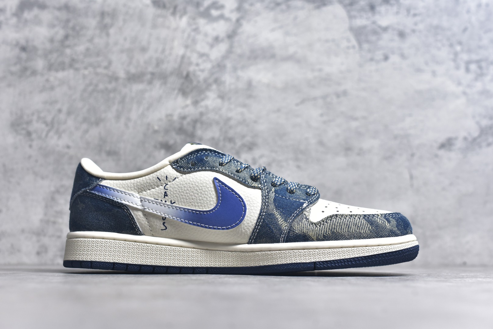 图片[3]-#Travis Scott x Fragment Design x Air Jordan 1 Low OG SP AJ1 乔1 LV联名 沁蓝牛仔 低帮文化休闲板鞋 XQ1979-002 #多方联名合作融合了Travis Scott 独特的音乐风格，藤原浩个性的设计风格以及Jordan品牌的经典元素 使其成为一双具有独特身份和价值的鞋子 清新而立体的外观加上联名标识更突出了其独特身份 这种配色方案显示出活力和时尚感 在视觉上引人注目 鞋身的质感和细腻的细节处理使其显得高端而格调十足 这款“倒钩”联名是设计与创意完美结合 融合多方的个性风格是一款备受瞩目的潮流鞋款 尺码：36 36.5 37.5 38 38.5 39 40 40.5 41 42 42.5 43 44 44.5 45 9.E5-选品中心