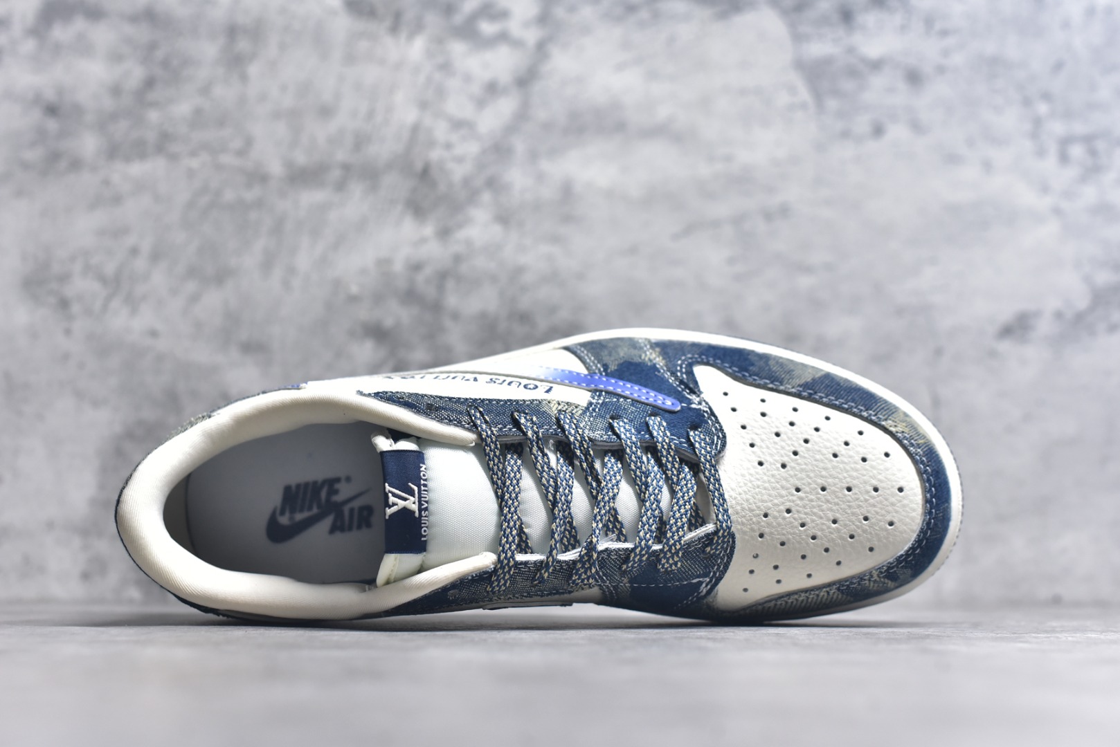 图片[4]-#Travis Scott x Fragment Design x Air Jordan 1 Low OG SP AJ1 乔1 LV联名 沁蓝牛仔 低帮文化休闲板鞋 XQ1979-002 #多方联名合作融合了Travis Scott 独特的音乐风格，藤原浩个性的设计风格以及Jordan品牌的经典元素 使其成为一双具有独特身份和价值的鞋子 清新而立体的外观加上联名标识更突出了其独特身份 这种配色方案显示出活力和时尚感 在视觉上引人注目 鞋身的质感和细腻的细节处理使其显得高端而格调十足 这款“倒钩”联名是设计与创意完美结合 融合多方的个性风格是一款备受瞩目的潮流鞋款 尺码：36 36.5 37.5 38 38.5 39 40 40.5 41 42 42.5 43 44 44.5 45 9.E5-选品中心