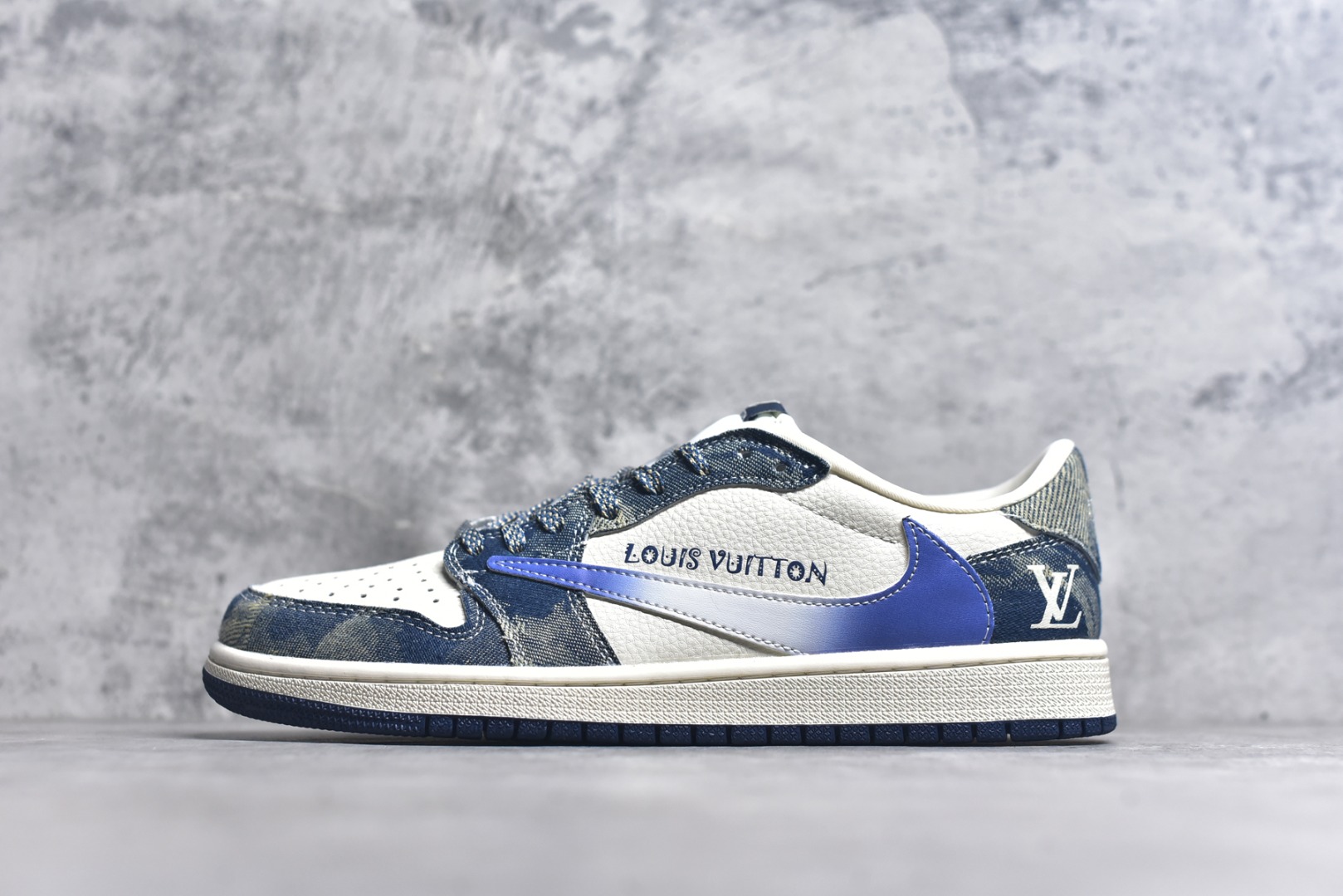 #Travis Scott x Fragment Design x Air Jordan 1 Low OG SP AJ1 乔1 LV联名 沁蓝牛仔 低帮文化休闲板鞋 XQ1979-002 #多方联名合作融合了Travis Scott 独特的音乐风格，藤原浩个性的设计风格以及Jordan品牌的经典元素 使其成为一双具有独特身份和价值的鞋子 清新而立体的外观加上联名标识更突出了其独特身份 这种配色方案显示出活力和时尚感 在视觉上引人注目 鞋身的质感和细腻的细节处理使其显得高端而格调十足 这款“倒钩”联名是设计与创意完美结合 融合多方的个性风格是一款备受瞩目的潮流鞋款 尺码：36 36.5 37.5 38 38.5 39 40 40.5 41 42 42.5 43 44 44.5 45 9.E5-选品中心