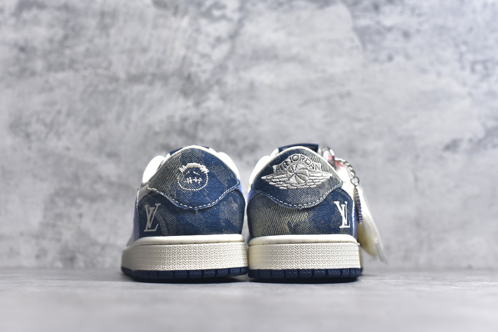 图片[5]-#Travis Scott x Fragment Design x Air Jordan 1 Low OG SP AJ1 乔1 LV联名 沁蓝牛仔 低帮文化休闲板鞋 XQ1979-002 #多方联名合作融合了Travis Scott 独特的音乐风格，藤原浩个性的设计风格以及Jordan品牌的经典元素 使其成为一双具有独特身份和价值的鞋子 清新而立体的外观加上联名标识更突出了其独特身份 这种配色方案显示出活力和时尚感 在视觉上引人注目 鞋身的质感和细腻的细节处理使其显得高端而格调十足 这款“倒钩”联名是设计与创意完美结合 融合多方的个性风格是一款备受瞩目的潮流鞋款 尺码：36 36.5 37.5 38 38.5 39 40 40.5 41 42 42.5 43 44 44.5 45 9.E5-选品中心