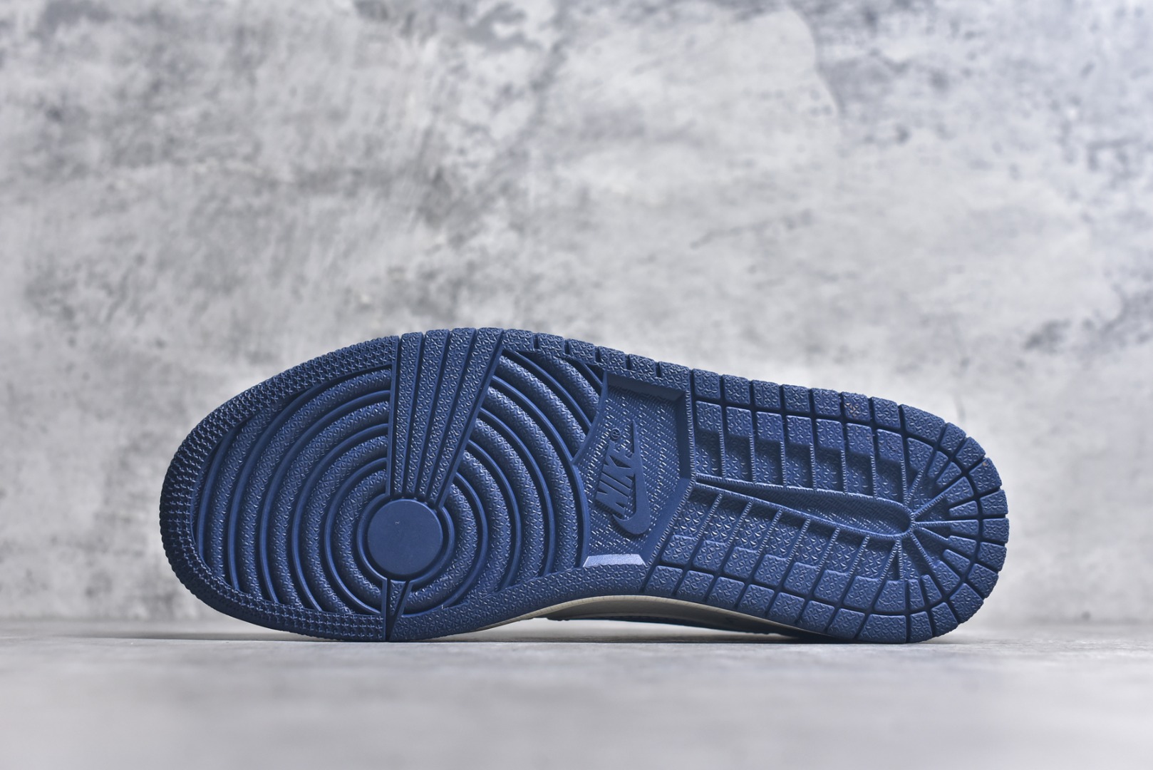 图片[6]-#Travis Scott x Fragment Design x Air Jordan 1 Low OG SP AJ1 乔1 LV联名 沁蓝牛仔 低帮文化休闲板鞋 XQ1979-002 #多方联名合作融合了Travis Scott 独特的音乐风格，藤原浩个性的设计风格以及Jordan品牌的经典元素 使其成为一双具有独特身份和价值的鞋子 清新而立体的外观加上联名标识更突出了其独特身份 这种配色方案显示出活力和时尚感 在视觉上引人注目 鞋身的质感和细腻的细节处理使其显得高端而格调十足 这款“倒钩”联名是设计与创意完美结合 融合多方的个性风格是一款备受瞩目的潮流鞋款 尺码：36 36.5 37.5 38 38.5 39 40 40.5 41 42 42.5 43 44 44.5 45 9.E5-选品中心
