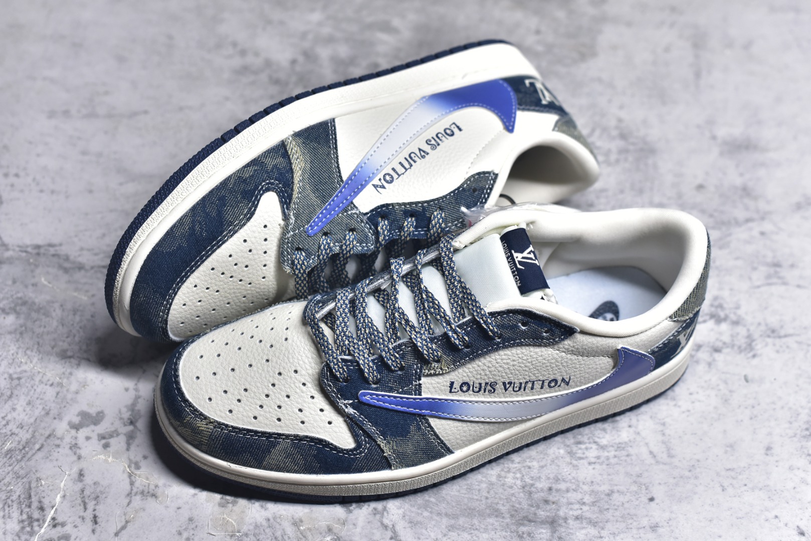 图片[7]-#Travis Scott x Fragment Design x Air Jordan 1 Low OG SP AJ1 乔1 LV联名 沁蓝牛仔 低帮文化休闲板鞋 XQ1979-002 #多方联名合作融合了Travis Scott 独特的音乐风格，藤原浩个性的设计风格以及Jordan品牌的经典元素 使其成为一双具有独特身份和价值的鞋子 清新而立体的外观加上联名标识更突出了其独特身份 这种配色方案显示出活力和时尚感 在视觉上引人注目 鞋身的质感和细腻的细节处理使其显得高端而格调十足 这款“倒钩”联名是设计与创意完美结合 融合多方的个性风格是一款备受瞩目的潮流鞋款 尺码：36 36.5 37.5 38 38.5 39 40 40.5 41 42 42.5 43 44 44.5 45 9.E5-选品中心