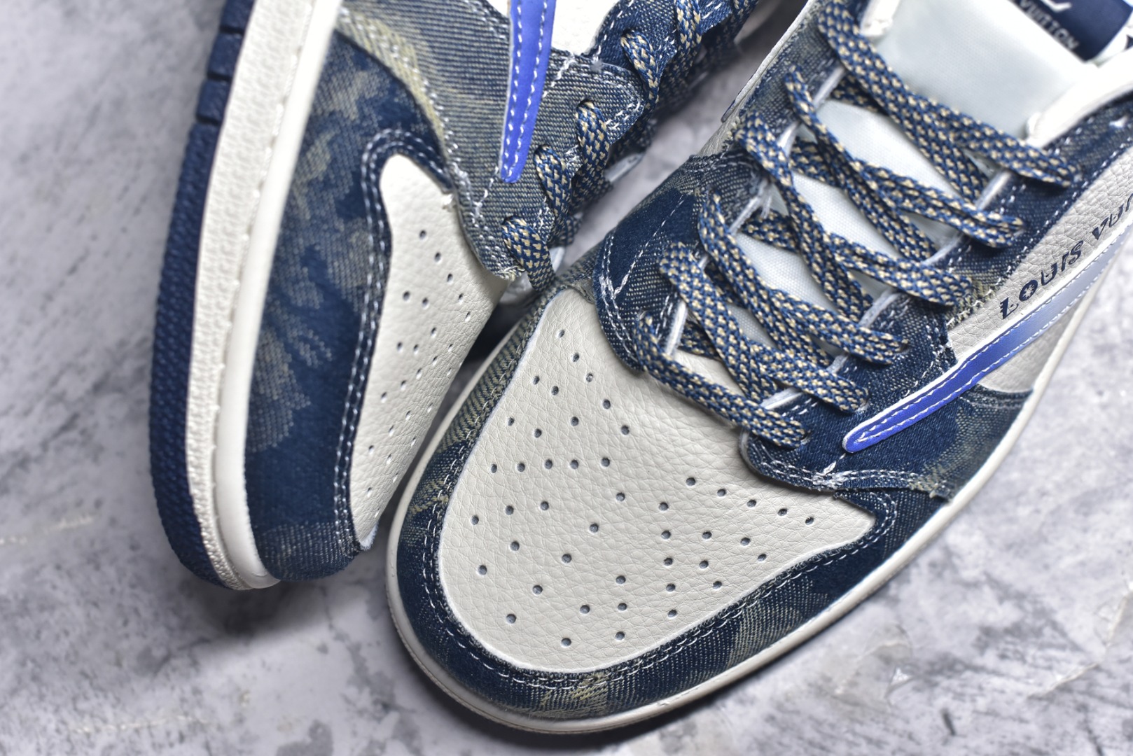 图片[8]-#Travis Scott x Fragment Design x Air Jordan 1 Low OG SP AJ1 乔1 LV联名 沁蓝牛仔 低帮文化休闲板鞋 XQ1979-002 #多方联名合作融合了Travis Scott 独特的音乐风格，藤原浩个性的设计风格以及Jordan品牌的经典元素 使其成为一双具有独特身份和价值的鞋子 清新而立体的外观加上联名标识更突出了其独特身份 这种配色方案显示出活力和时尚感 在视觉上引人注目 鞋身的质感和细腻的细节处理使其显得高端而格调十足 这款“倒钩”联名是设计与创意完美结合 融合多方的个性风格是一款备受瞩目的潮流鞋款 尺码：36 36.5 37.5 38 38.5 39 40 40.5 41 42 42.5 43 44 44.5 45 9.E5-选品中心