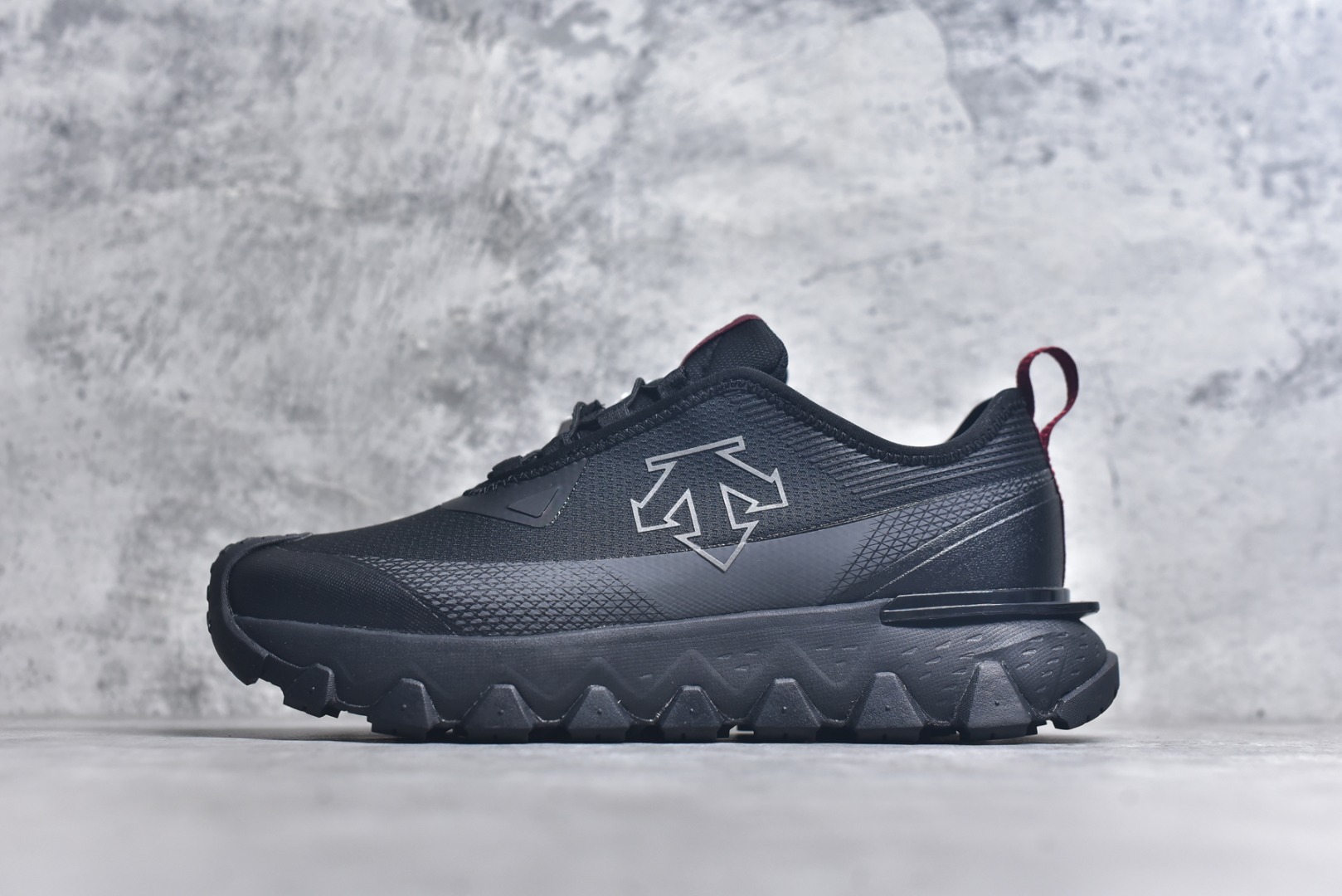 #DESCENTE SKI STYLE SNOW RIDE 迪桑特舒适防滑耐磨低帮生活休闲鞋 DESCENTE（迪桑特）创立于1935年，品牌名取自法语词汇，意为“滑降”。品牌箭头标识代表滑雪的三种技术“高速直线滑行”、“穿越”和“侧滑”，也寓意品牌在打造高端专业运动产品中不断追求完美的创新精神，致力于成为中国高端专业滑雪、综训、女子、铁人三项、高尔夫的第一品牌。尺码： 40 40.5 41 42 42.5 43 44 44.5 45-选品中心