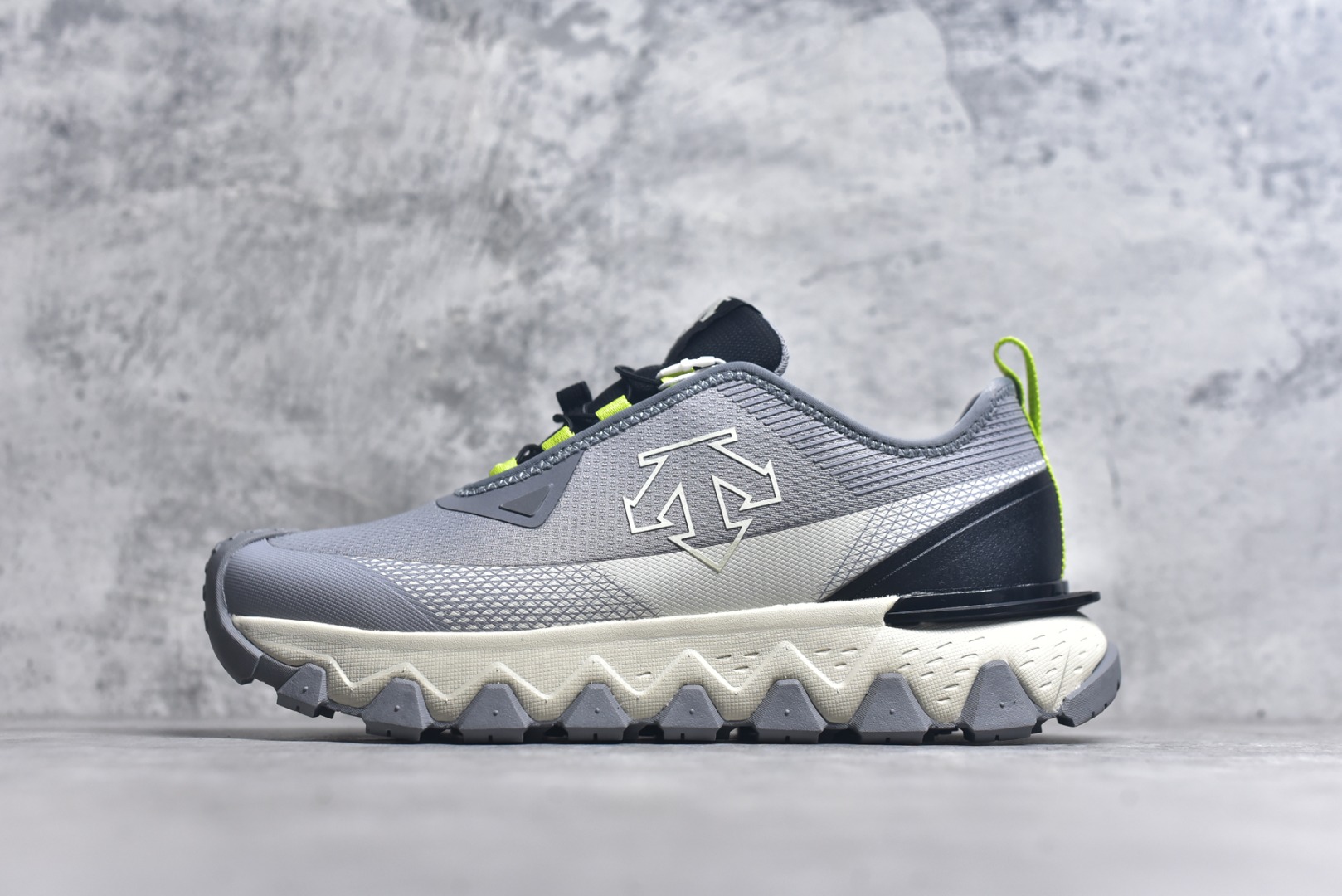 #DESCENTE SKI STYLE SNOW RIDE 迪桑特舒适防滑耐磨低帮生活休闲鞋 DESCENTE（迪桑特）创立于1935年，品牌名取自法语词汇，意为“滑降”。品牌箭头标识代表滑雪的三种技术“高速直线滑行”、“穿越”和“侧滑”，也寓意品牌在打造高端专业运动产品中不断追求完美的创新精神，致力于成为中国高端专业滑雪、综训、女子、铁人三项、高尔夫的第一品牌。尺码： 40 40.5 41 42 42.5 43 44 44.5 45-选品中心