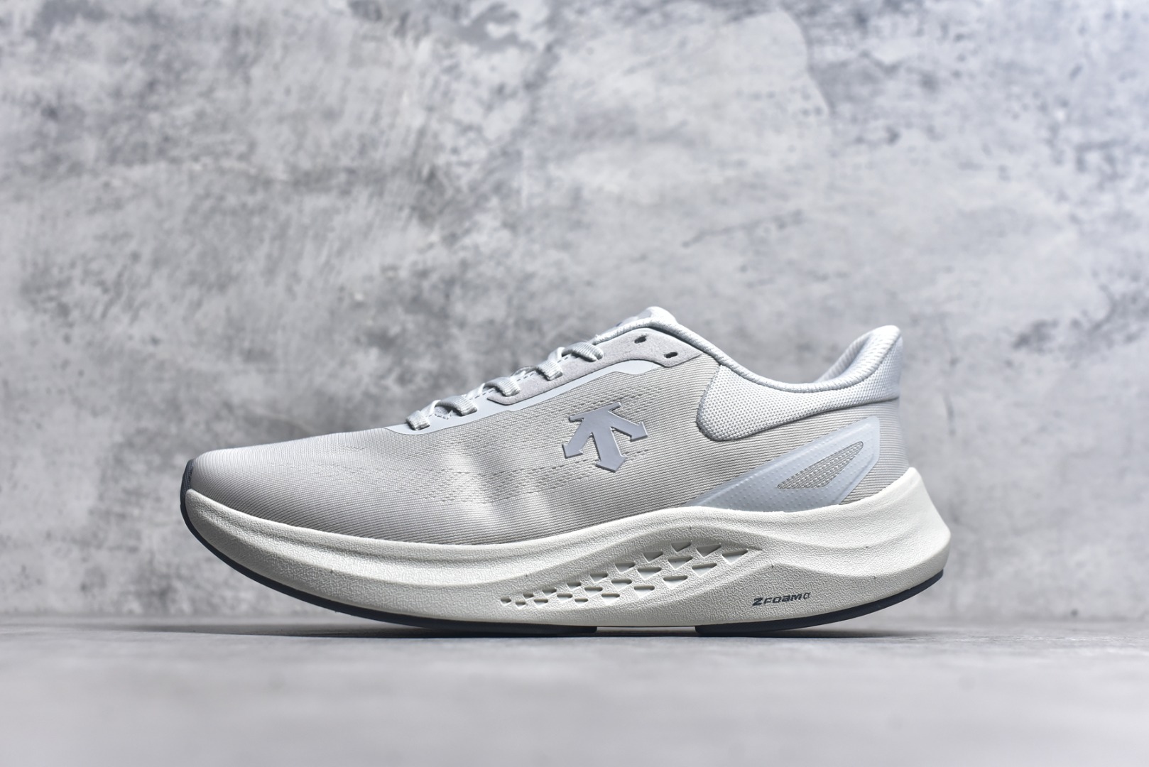 #DESCENTE Run Step 迪桑特舒适耐磨 低帮 休闲训练长跑城市通勤跑步鞋 DESCENTE（迪桑特）创立于1935年，品牌名取自法语词汇，意为“滑降”。品牌箭头标识代表滑雪的三种技术“高速直线滑行”、“穿越”和“侧滑”，也寓意品牌在打造高端专业运动产品中不断追求完美的创新精神，致力于成为中国高端专业滑雪、综训、女子、铁人三项、高尔夫的第一品牌。实拍调校N版已经零色差零失真 百分百还原实物色彩所见即所得 不存在货不对板色差等低级问题 选购参考实物拍摄 不混卖不参货 只用心做好货严格选品 承诺混一赔十 尺码：36.5 37.5 38 38.5 39 40 40.5 41 42 42.5 43 44 44.5 45-选品中心
