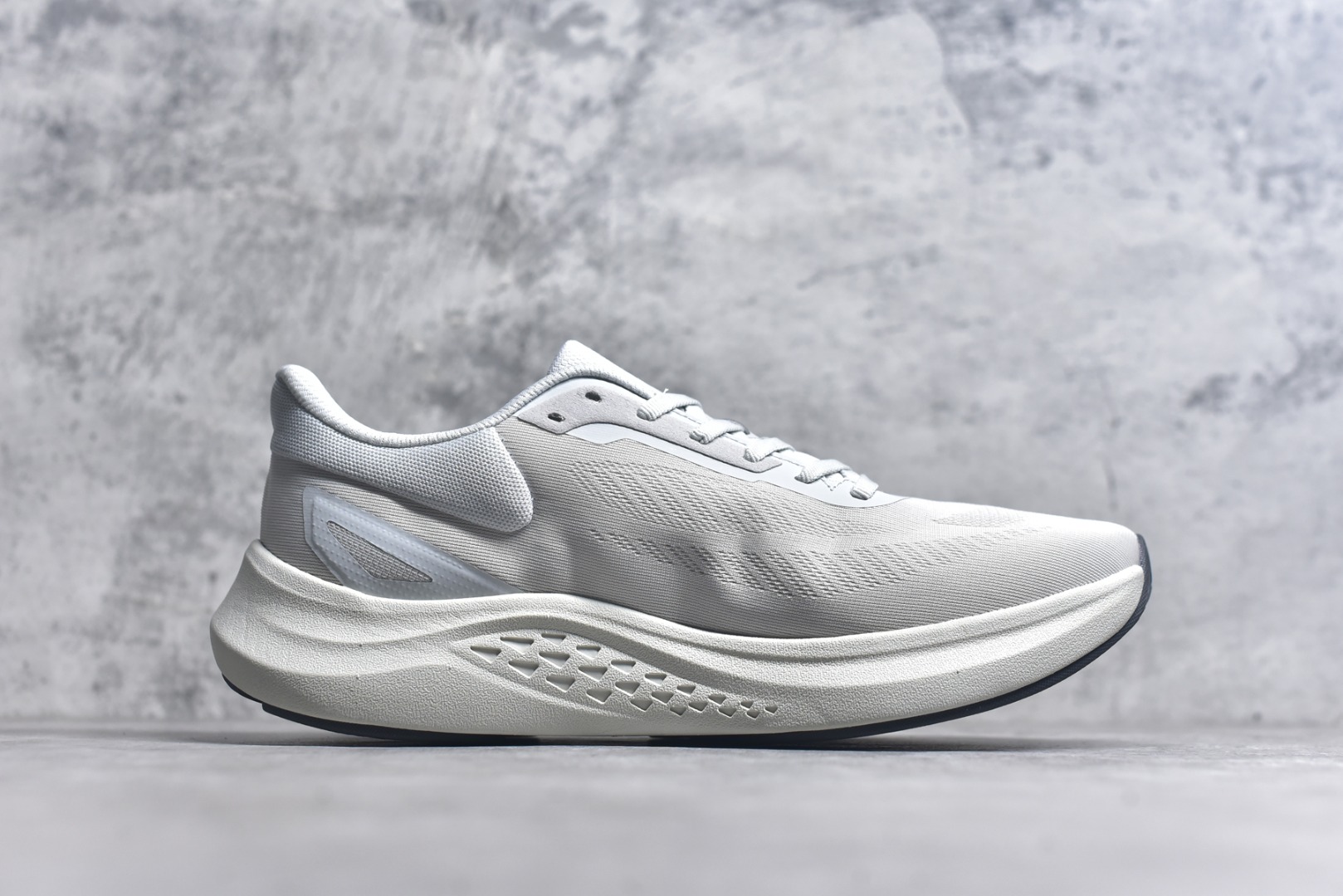 图片[3]-#DESCENTE Run Step 迪桑特舒适耐磨 低帮 休闲训练长跑城市通勤跑步鞋 DESCENTE（迪桑特）创立于1935年，品牌名取自法语词汇，意为“滑降”。品牌箭头标识代表滑雪的三种技术“高速直线滑行”、“穿越”和“侧滑”，也寓意品牌在打造高端专业运动产品中不断追求完美的创新精神，致力于成为中国高端专业滑雪、综训、女子、铁人三项、高尔夫的第一品牌。实拍调校N版已经零色差零失真 百分百还原实物色彩所见即所得 不存在货不对板色差等低级问题 选购参考实物拍摄 不混卖不参货 只用心做好货严格选品 承诺混一赔十 尺码：36.5 37.5 38 38.5 39 40 40.5 41 42 42.5 43 44 44.5 45-选品中心