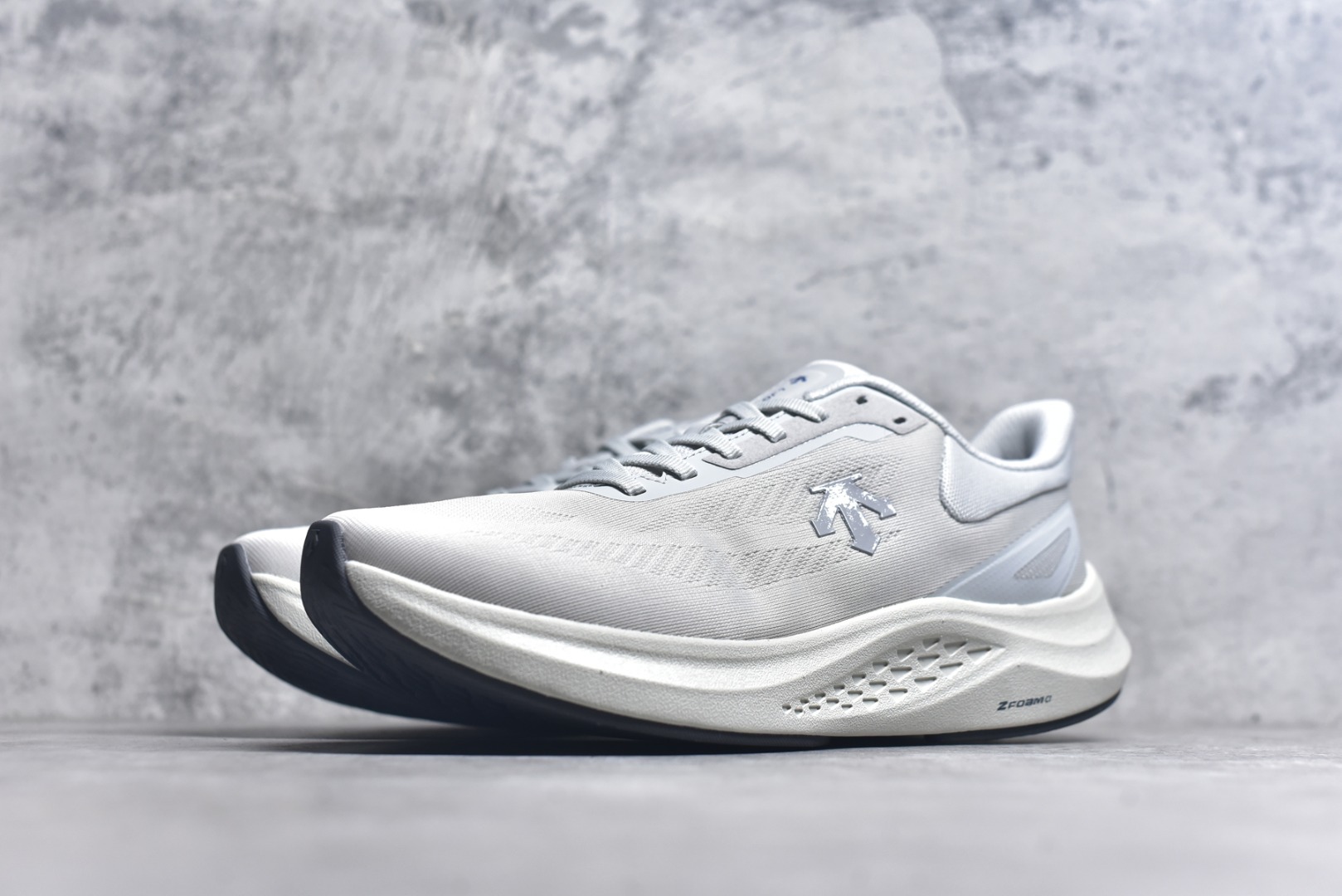 图片[2]-#DESCENTE Run Step 迪桑特舒适耐磨 低帮 休闲训练长跑城市通勤跑步鞋 DESCENTE（迪桑特）创立于1935年，品牌名取自法语词汇，意为“滑降”。品牌箭头标识代表滑雪的三种技术“高速直线滑行”、“穿越”和“侧滑”，也寓意品牌在打造高端专业运动产品中不断追求完美的创新精神，致力于成为中国高端专业滑雪、综训、女子、铁人三项、高尔夫的第一品牌。实拍调校N版已经零色差零失真 百分百还原实物色彩所见即所得 不存在货不对板色差等低级问题 选购参考实物拍摄 不混卖不参货 只用心做好货严格选品 承诺混一赔十 尺码：36.5 37.5 38 38.5 39 40 40.5 41 42 42.5 43 44 44.5 45-选品中心