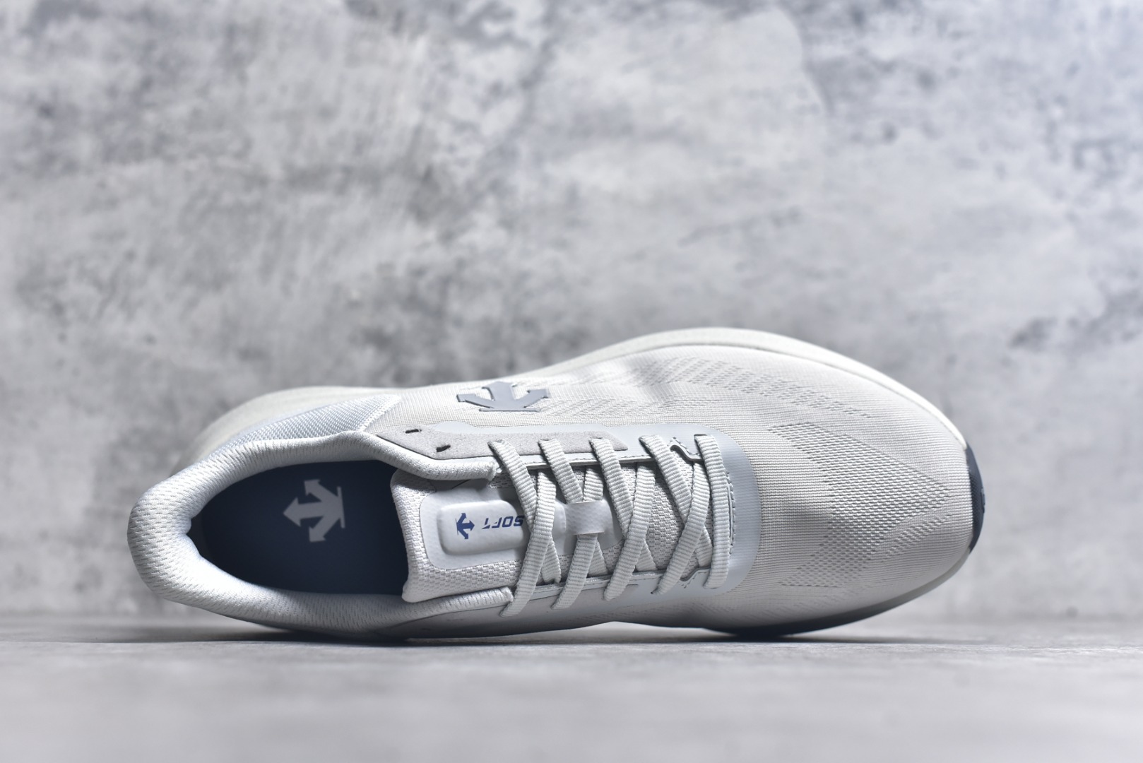 图片[4]-#DESCENTE Run Step 迪桑特舒适耐磨 低帮 休闲训练长跑城市通勤跑步鞋 DESCENTE（迪桑特）创立于1935年，品牌名取自法语词汇，意为“滑降”。品牌箭头标识代表滑雪的三种技术“高速直线滑行”、“穿越”和“侧滑”，也寓意品牌在打造高端专业运动产品中不断追求完美的创新精神，致力于成为中国高端专业滑雪、综训、女子、铁人三项、高尔夫的第一品牌。实拍调校N版已经零色差零失真 百分百还原实物色彩所见即所得 不存在货不对板色差等低级问题 选购参考实物拍摄 不混卖不参货 只用心做好货严格选品 承诺混一赔十 尺码：36.5 37.5 38 38.5 39 40 40.5 41 42 42.5 43 44 44.5 45-选品中心