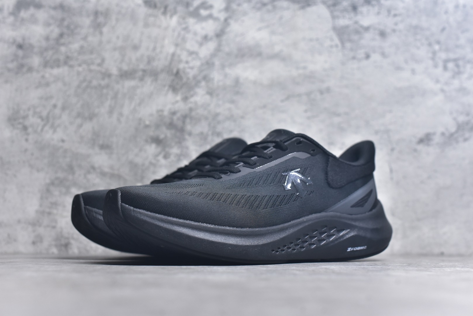 图片[2]-#DESCENTE Run Step 迪桑特舒适耐磨 低帮 休闲训练长跑城市通勤跑步鞋 DESCENTE（迪桑特）创立于1935年，品牌名取自法语词汇，意为“滑降”。品牌箭头标识代表滑雪的三种技术“高速直线滑行”、“穿越”和“侧滑”，也寓意品牌在打造高端专业运动产品中不断追求完美的创新精神，致力于成为中国高端专业滑雪、综训、女子、铁人三项、高尔夫的第一品牌。实拍调校N版已经零色差零失真 百分百还原实物色彩所见即所得 不存在货不对板色差等低级问题 选购参考实物拍摄 不混卖不参货 只用心做好货严格选品 承诺混一赔十 尺码：36.5 37.5 38 38.5 39 40 40.5 41 42 42.5 43 44 44.5 45-选品中心