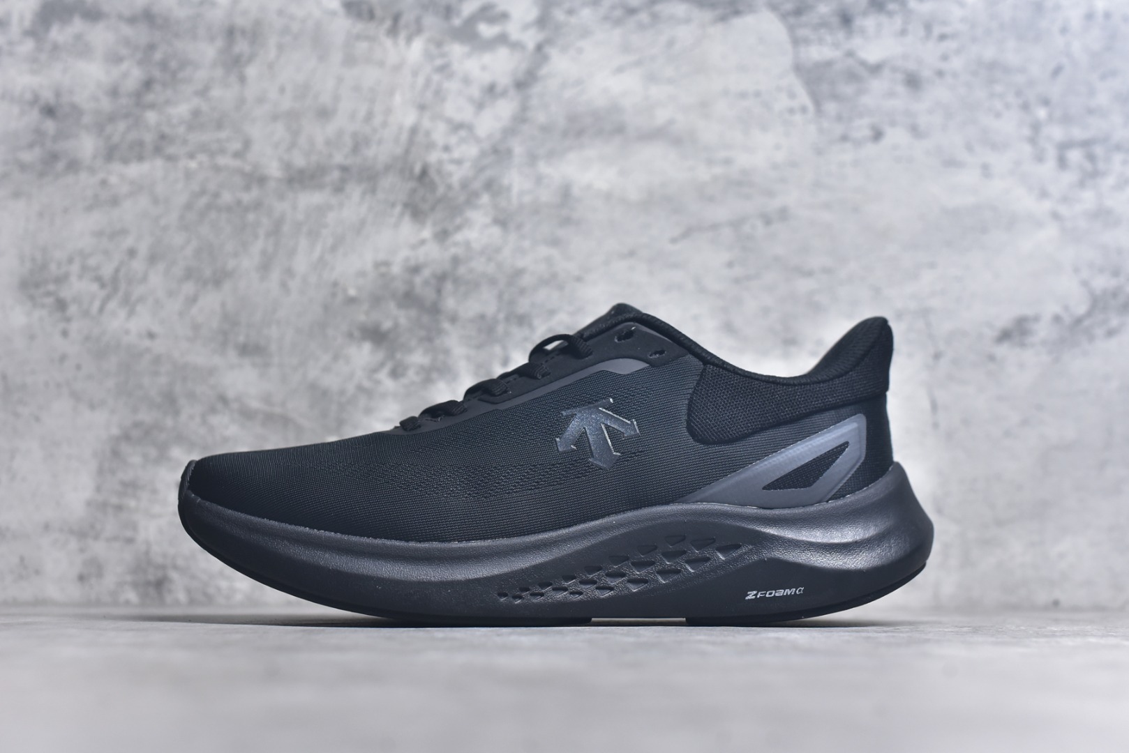 #DESCENTE Run Step 迪桑特舒适耐磨 低帮 休闲训练长跑城市通勤跑步鞋 DESCENTE（迪桑特）创立于1935年，品牌名取自法语词汇，意为“滑降”。品牌箭头标识代表滑雪的三种技术“高速直线滑行”、“穿越”和“侧滑”，也寓意品牌在打造高端专业运动产品中不断追求完美的创新精神，致力于成为中国高端专业滑雪、综训、女子、铁人三项、高尔夫的第一品牌。实拍调校N版已经零色差零失真 百分百还原实物色彩所见即所得 不存在货不对板色差等低级问题 选购参考实物拍摄 不混卖不参货 只用心做好货严格选品 承诺混一赔十 尺码：36.5 37.5 38 38.5 39 40 40.5 41 42 42.5 43 44 44.5 45-选品中心