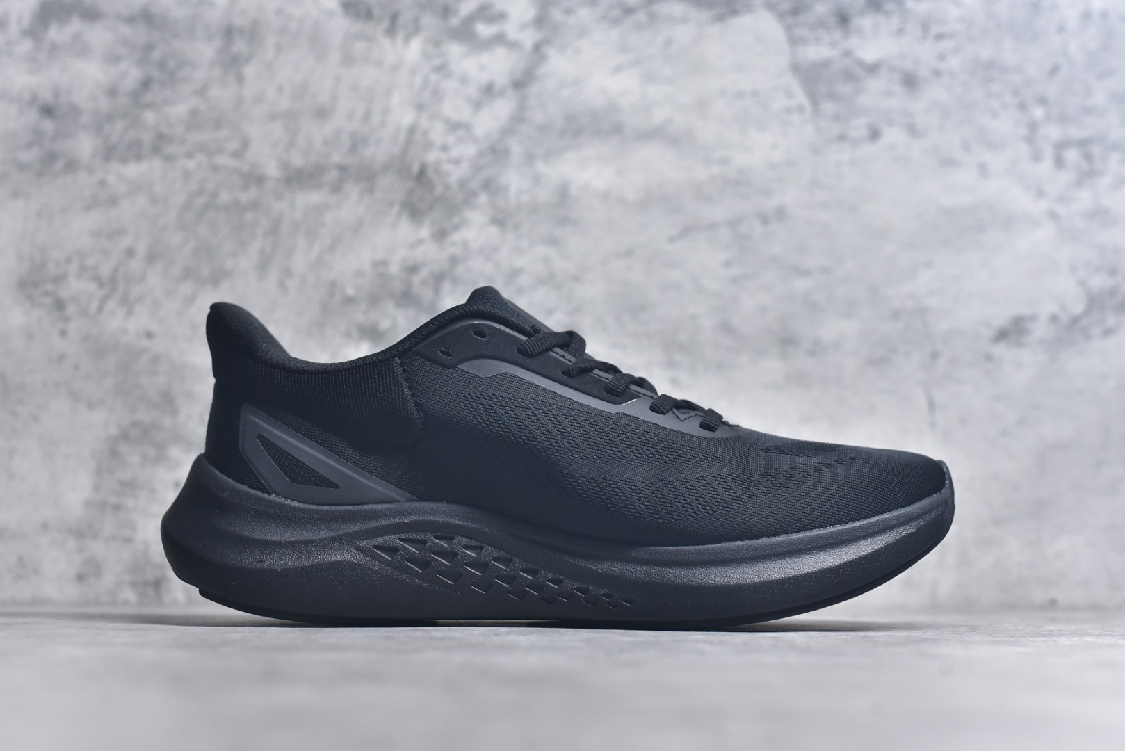 图片[3]-#DESCENTE Run Step 迪桑特舒适耐磨 低帮 休闲训练长跑城市通勤跑步鞋 DESCENTE（迪桑特）创立于1935年，品牌名取自法语词汇，意为“滑降”。品牌箭头标识代表滑雪的三种技术“高速直线滑行”、“穿越”和“侧滑”，也寓意品牌在打造高端专业运动产品中不断追求完美的创新精神，致力于成为中国高端专业滑雪、综训、女子、铁人三项、高尔夫的第一品牌。实拍调校N版已经零色差零失真 百分百还原实物色彩所见即所得 不存在货不对板色差等低级问题 选购参考实物拍摄 不混卖不参货 只用心做好货严格选品 承诺混一赔十 尺码：36.5 37.5 38 38.5 39 40 40.5 41 42 42.5 43 44 44.5 45-选品中心