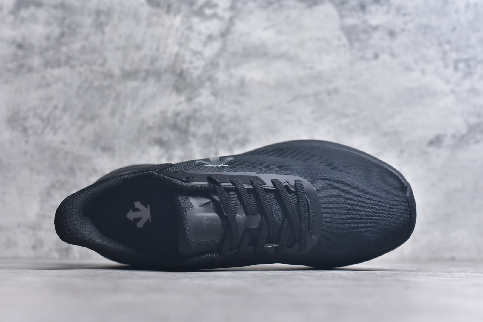 图片[4]-#DESCENTE Run Step 迪桑特舒适耐磨 低帮 休闲训练长跑城市通勤跑步鞋 DESCENTE（迪桑特）创立于1935年，品牌名取自法语词汇，意为“滑降”。品牌箭头标识代表滑雪的三种技术“高速直线滑行”、“穿越”和“侧滑”，也寓意品牌在打造高端专业运动产品中不断追求完美的创新精神，致力于成为中国高端专业滑雪、综训、女子、铁人三项、高尔夫的第一品牌。实拍调校N版已经零色差零失真 百分百还原实物色彩所见即所得 不存在货不对板色差等低级问题 选购参考实物拍摄 不混卖不参货 只用心做好货严格选品 承诺混一赔十 尺码：36.5 37.5 38 38.5 39 40 40.5 41 42 42.5 43 44 44.5 45-选品中心