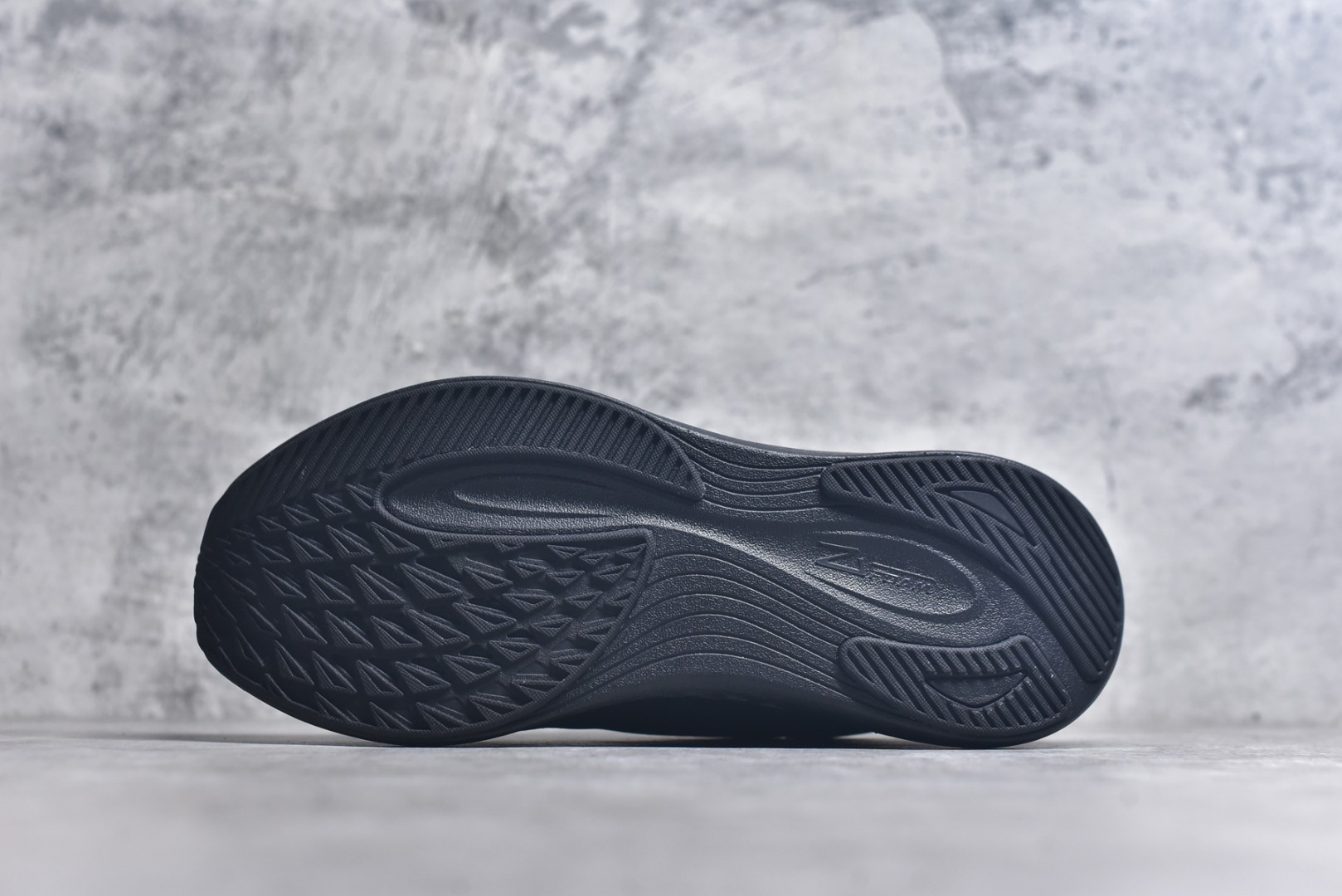 图片[6]-#DESCENTE Run Step 迪桑特舒适耐磨 低帮 休闲训练长跑城市通勤跑步鞋 DESCENTE（迪桑特）创立于1935年，品牌名取自法语词汇，意为“滑降”。品牌箭头标识代表滑雪的三种技术“高速直线滑行”、“穿越”和“侧滑”，也寓意品牌在打造高端专业运动产品中不断追求完美的创新精神，致力于成为中国高端专业滑雪、综训、女子、铁人三项、高尔夫的第一品牌。实拍调校N版已经零色差零失真 百分百还原实物色彩所见即所得 不存在货不对板色差等低级问题 选购参考实物拍摄 不混卖不参货 只用心做好货严格选品 承诺混一赔十 尺码：36.5 37.5 38 38.5 39 40 40.5 41 42 42.5 43 44 44.5 45-选品中心