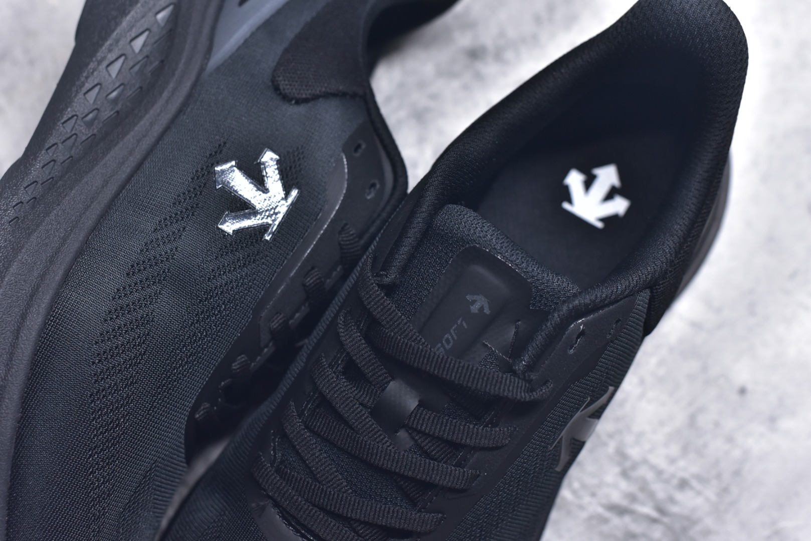 图片[9]-#DESCENTE Run Step 迪桑特舒适耐磨 低帮 休闲训练长跑城市通勤跑步鞋 DESCENTE（迪桑特）创立于1935年，品牌名取自法语词汇，意为“滑降”。品牌箭头标识代表滑雪的三种技术“高速直线滑行”、“穿越”和“侧滑”，也寓意品牌在打造高端专业运动产品中不断追求完美的创新精神，致力于成为中国高端专业滑雪、综训、女子、铁人三项、高尔夫的第一品牌。实拍调校N版已经零色差零失真 百分百还原实物色彩所见即所得 不存在货不对板色差等低级问题 选购参考实物拍摄 不混卖不参货 只用心做好货严格选品 承诺混一赔十 尺码：36.5 37.5 38 38.5 39 40 40.5 41 42 42.5 43 44 44.5 45-选品中心