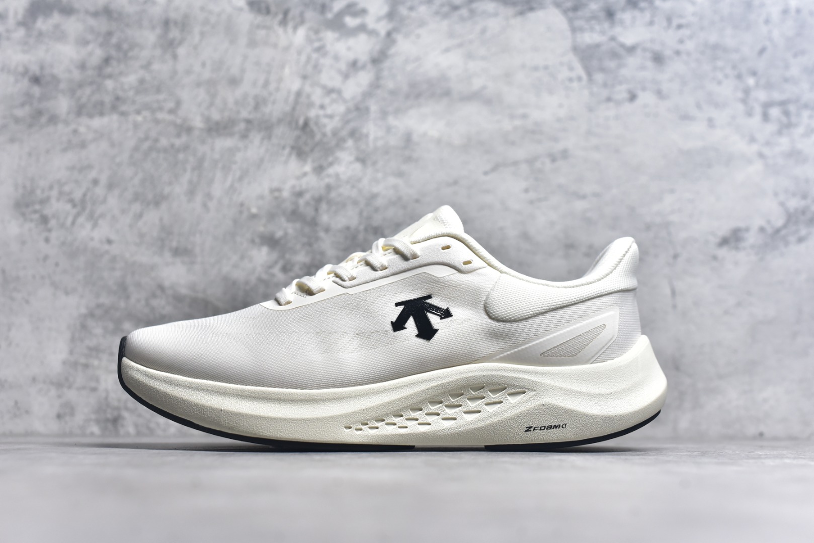 #DESCENTE Run Step 迪桑特舒适耐磨 低帮 休闲训练长跑城市通勤跑步鞋 DESCENTE（迪桑特）创立于1935年，品牌名取自法语词汇，意为“滑降”。品牌箭头标识代表滑雪的三种技术“高速直线滑行”、“穿越”和“侧滑”，也寓意品牌在打造高端专业运动产品中不断追求完美的创新精神，致力于成为中国高端专业滑雪、综训、女子、铁人三项、高尔夫的第一品牌。实拍调校N版已经零色差零失真 百分百还原实物色彩所见即所得 不存在货不对板色差等低级问题 选购参考实物拍摄 不混卖不参货 只用心做好货严格选品 承诺混一赔十 尺码：36.5 37.5 38 38.5 39 40 40.5 41 42 42.5 43 44 44.5 45-选品中心