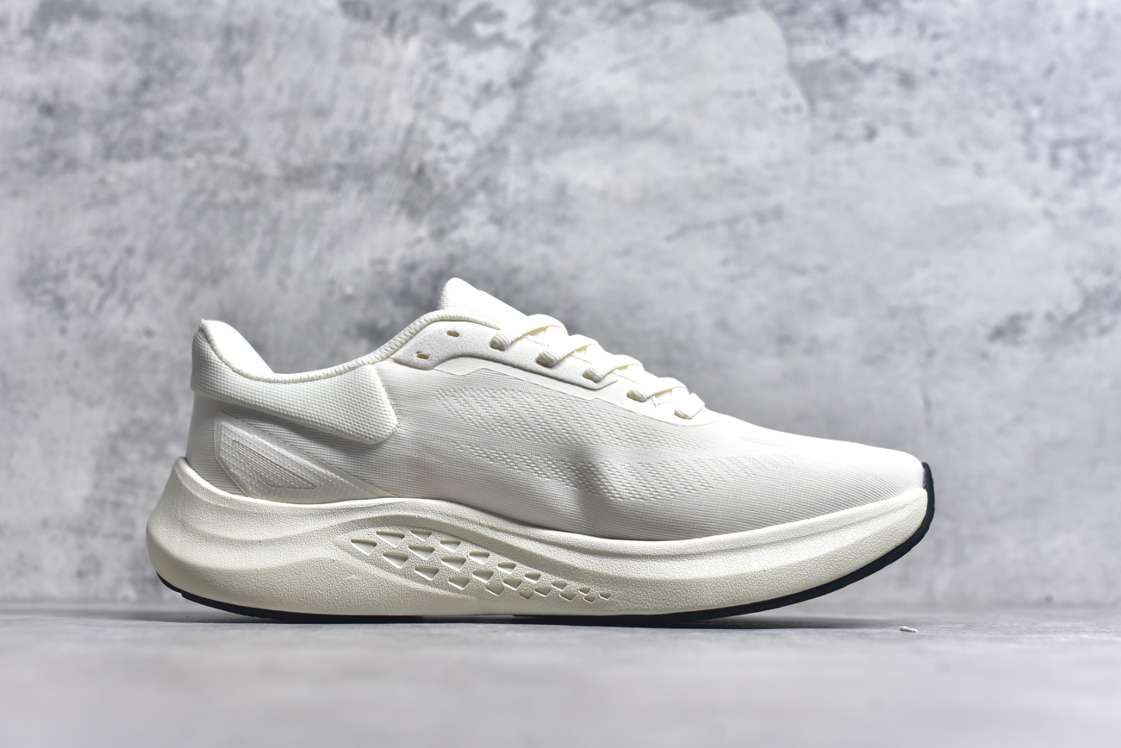 图片[3]-#DESCENTE Run Step 迪桑特舒适耐磨 低帮 休闲训练长跑城市通勤跑步鞋 DESCENTE（迪桑特）创立于1935年，品牌名取自法语词汇，意为“滑降”。品牌箭头标识代表滑雪的三种技术“高速直线滑行”、“穿越”和“侧滑”，也寓意品牌在打造高端专业运动产品中不断追求完美的创新精神，致力于成为中国高端专业滑雪、综训、女子、铁人三项、高尔夫的第一品牌。实拍调校N版已经零色差零失真 百分百还原实物色彩所见即所得 不存在货不对板色差等低级问题 选购参考实物拍摄 不混卖不参货 只用心做好货严格选品 承诺混一赔十 尺码：36.5 37.5 38 38.5 39 40 40.5 41 42 42.5 43 44 44.5 45-选品中心