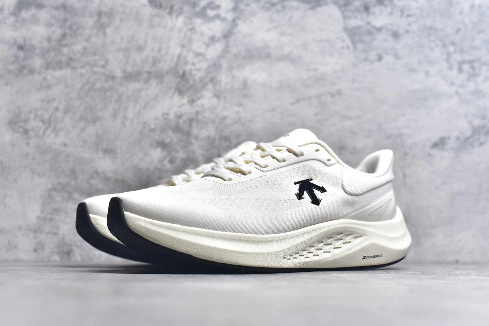 图片[2]-#DESCENTE Run Step 迪桑特舒适耐磨 低帮 休闲训练长跑城市通勤跑步鞋 DESCENTE（迪桑特）创立于1935年，品牌名取自法语词汇，意为“滑降”。品牌箭头标识代表滑雪的三种技术“高速直线滑行”、“穿越”和“侧滑”，也寓意品牌在打造高端专业运动产品中不断追求完美的创新精神，致力于成为中国高端专业滑雪、综训、女子、铁人三项、高尔夫的第一品牌。实拍调校N版已经零色差零失真 百分百还原实物色彩所见即所得 不存在货不对板色差等低级问题 选购参考实物拍摄 不混卖不参货 只用心做好货严格选品 承诺混一赔十 尺码：36.5 37.5 38 38.5 39 40 40.5 41 42 42.5 43 44 44.5 45-选品中心