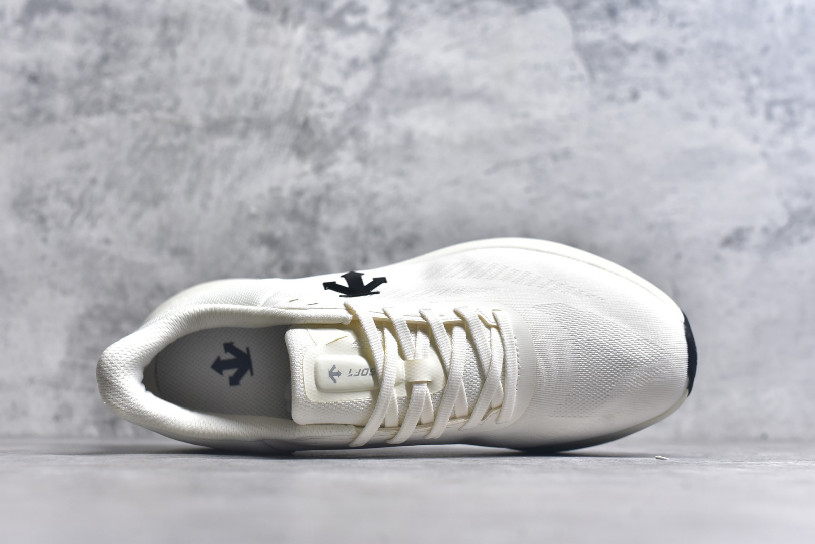 图片[4]-#DESCENTE Run Step 迪桑特舒适耐磨 低帮 休闲训练长跑城市通勤跑步鞋 DESCENTE（迪桑特）创立于1935年，品牌名取自法语词汇，意为“滑降”。品牌箭头标识代表滑雪的三种技术“高速直线滑行”、“穿越”和“侧滑”，也寓意品牌在打造高端专业运动产品中不断追求完美的创新精神，致力于成为中国高端专业滑雪、综训、女子、铁人三项、高尔夫的第一品牌。实拍调校N版已经零色差零失真 百分百还原实物色彩所见即所得 不存在货不对板色差等低级问题 选购参考实物拍摄 不混卖不参货 只用心做好货严格选品 承诺混一赔十 尺码：36.5 37.5 38 38.5 39 40 40.5 41 42 42.5 43 44 44.5 45-选品中心