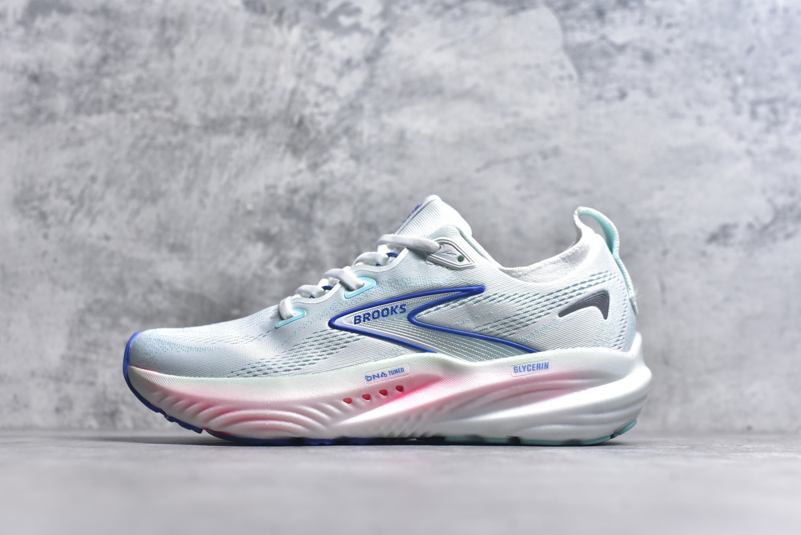 #Brooks Glycerin GTS 22 布鲁克斯舒适百搭宽版防滑耐磨 低帮 休闲马拉松长跑跑步鞋 Brooks 四大跑鞋之一 百年品牌 跑鞋从外形上基本就能判断这是一款速度跑鞋 简洁干练的外形结构和极强的运动流线型看着非常有速度感 上脚的第一感觉是非常轻 美码9码的鞋单只206g不到 从个人偏好来说 200g左右的竞速鞋最具安全感 鞋面采用单层网布 很薄 前掌使用了大量开放式网眼 排气直接快速 透气性上乘 鞋舌也是轻量化设计 仅为一层麂皮 和脚背完美贴合 鞋舌中央有个防偏穿孔 从实际穿着来看 通常鞋舌都是外偏 如果是防偏穿孔位于中心 防偏效果其实并不十分有效 如果采用趋外侧的偏心设计更有效 鞋帮泡棉填充量不大 但非常紧凑 贴合舒适 包裹稳固 内置硬质TPU保证必要的稳定性 跑鞋中底采用的是DNA FLASH科技材料 DNA FLASH中底科技 是Brooks第一款将氮气注入中底的创新科技 主要原理是借助“超临界流体”发泡技术 将液态氮稳定的转化为气态氮 并使其均匀地形成无数紧密贴合的密闭式气囊结构 尺码：36 36.5 37.5 38 38.5 39 40 40.5 41 42 42.5 43 44 44.5 45 46-选品中心