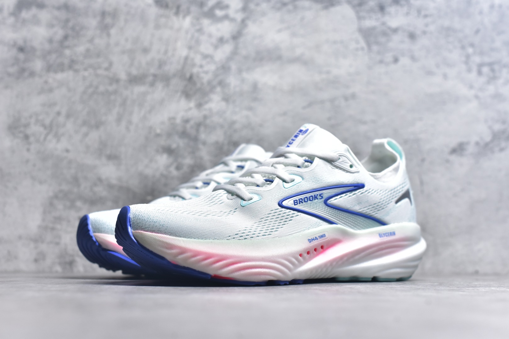 图片[2]-#Brooks Glycerin GTS 22 布鲁克斯舒适百搭宽版防滑耐磨 低帮 休闲马拉松长跑跑步鞋 Brooks 四大跑鞋之一 百年品牌 跑鞋从外形上基本就能判断这是一款速度跑鞋 简洁干练的外形结构和极强的运动流线型看着非常有速度感 上脚的第一感觉是非常轻 美码9码的鞋单只206g不到 从个人偏好来说 200g左右的竞速鞋最具安全感 鞋面采用单层网布 很薄 前掌使用了大量开放式网眼 排气直接快速 透气性上乘 鞋舌也是轻量化设计 仅为一层麂皮 和脚背完美贴合 鞋舌中央有个防偏穿孔 从实际穿着来看 通常鞋舌都是外偏 如果是防偏穿孔位于中心 防偏效果其实并不十分有效 如果采用趋外侧的偏心设计更有效 鞋帮泡棉填充量不大 但非常紧凑 贴合舒适 包裹稳固 内置硬质TPU保证必要的稳定性 跑鞋中底采用的是DNA FLASH科技材料 DNA FLASH中底科技 是Brooks第一款将氮气注入中底的创新科技 主要原理是借助“超临界流体”发泡技术 将液态氮稳定的转化为气态氮 并使其均匀地形成无数紧密贴合的密闭式气囊结构 尺码：36 36.5 37.5 38 38.5 39 40 40.5 41 42 42.5 43 44 44.5 45 46-选品中心