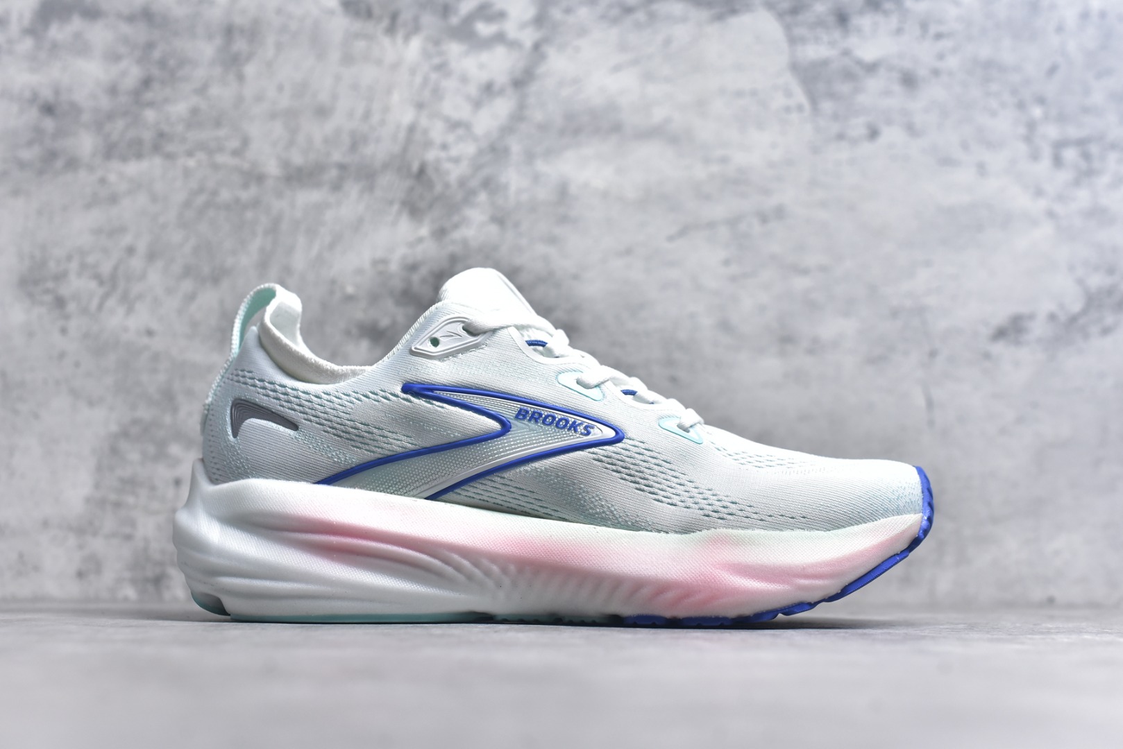图片[3]-#Brooks Glycerin GTS 22 布鲁克斯舒适百搭宽版防滑耐磨 低帮 休闲马拉松长跑跑步鞋 Brooks 四大跑鞋之一 百年品牌 跑鞋从外形上基本就能判断这是一款速度跑鞋 简洁干练的外形结构和极强的运动流线型看着非常有速度感 上脚的第一感觉是非常轻 美码9码的鞋单只206g不到 从个人偏好来说 200g左右的竞速鞋最具安全感 鞋面采用单层网布 很薄 前掌使用了大量开放式网眼 排气直接快速 透气性上乘 鞋舌也是轻量化设计 仅为一层麂皮 和脚背完美贴合 鞋舌中央有个防偏穿孔 从实际穿着来看 通常鞋舌都是外偏 如果是防偏穿孔位于中心 防偏效果其实并不十分有效 如果采用趋外侧的偏心设计更有效 鞋帮泡棉填充量不大 但非常紧凑 贴合舒适 包裹稳固 内置硬质TPU保证必要的稳定性 跑鞋中底采用的是DNA FLASH科技材料 DNA FLASH中底科技 是Brooks第一款将氮气注入中底的创新科技 主要原理是借助“超临界流体”发泡技术 将液态氮稳定的转化为气态氮 并使其均匀地形成无数紧密贴合的密闭式气囊结构 尺码：36 36.5 37.5 38 38.5 39 40 40.5 41 42 42.5 43 44 44.5 45 46-选品中心