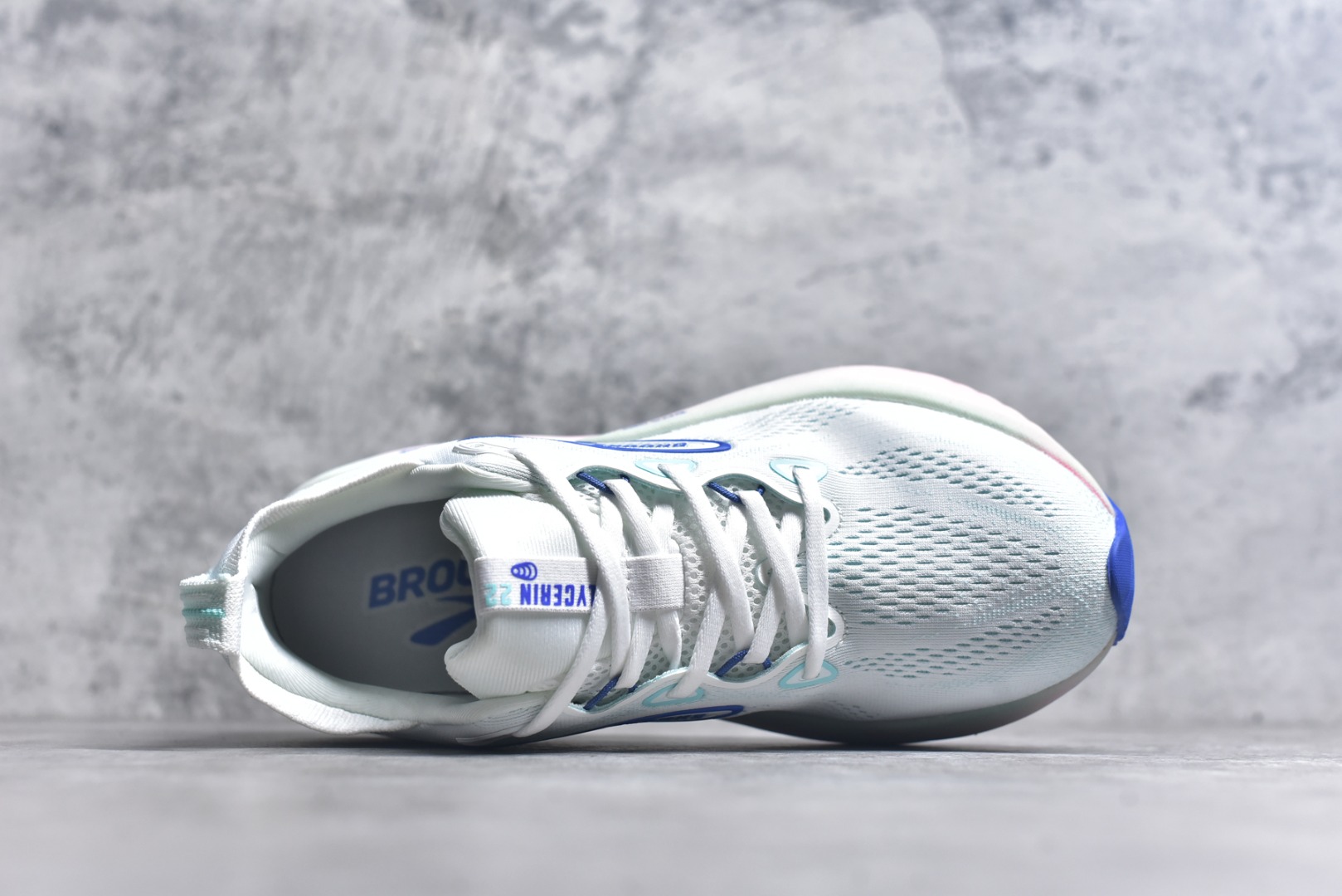 图片[4]-#Brooks Glycerin GTS 22 布鲁克斯舒适百搭宽版防滑耐磨 低帮 休闲马拉松长跑跑步鞋 Brooks 四大跑鞋之一 百年品牌 跑鞋从外形上基本就能判断这是一款速度跑鞋 简洁干练的外形结构和极强的运动流线型看着非常有速度感 上脚的第一感觉是非常轻 美码9码的鞋单只206g不到 从个人偏好来说 200g左右的竞速鞋最具安全感 鞋面采用单层网布 很薄 前掌使用了大量开放式网眼 排气直接快速 透气性上乘 鞋舌也是轻量化设计 仅为一层麂皮 和脚背完美贴合 鞋舌中央有个防偏穿孔 从实际穿着来看 通常鞋舌都是外偏 如果是防偏穿孔位于中心 防偏效果其实并不十分有效 如果采用趋外侧的偏心设计更有效 鞋帮泡棉填充量不大 但非常紧凑 贴合舒适 包裹稳固 内置硬质TPU保证必要的稳定性 跑鞋中底采用的是DNA FLASH科技材料 DNA FLASH中底科技 是Brooks第一款将氮气注入中底的创新科技 主要原理是借助“超临界流体”发泡技术 将液态氮稳定的转化为气态氮 并使其均匀地形成无数紧密贴合的密闭式气囊结构 尺码：36 36.5 37.5 38 38.5 39 40 40.5 41 42 42.5 43 44 44.5 45 46-选品中心