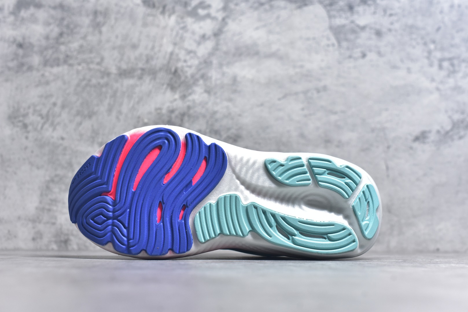 图片[6]-#Brooks Glycerin GTS 22 布鲁克斯舒适百搭宽版防滑耐磨 低帮 休闲马拉松长跑跑步鞋 Brooks 四大跑鞋之一 百年品牌 跑鞋从外形上基本就能判断这是一款速度跑鞋 简洁干练的外形结构和极强的运动流线型看着非常有速度感 上脚的第一感觉是非常轻 美码9码的鞋单只206g不到 从个人偏好来说 200g左右的竞速鞋最具安全感 鞋面采用单层网布 很薄 前掌使用了大量开放式网眼 排气直接快速 透气性上乘 鞋舌也是轻量化设计 仅为一层麂皮 和脚背完美贴合 鞋舌中央有个防偏穿孔 从实际穿着来看 通常鞋舌都是外偏 如果是防偏穿孔位于中心 防偏效果其实并不十分有效 如果采用趋外侧的偏心设计更有效 鞋帮泡棉填充量不大 但非常紧凑 贴合舒适 包裹稳固 内置硬质TPU保证必要的稳定性 跑鞋中底采用的是DNA FLASH科技材料 DNA FLASH中底科技 是Brooks第一款将氮气注入中底的创新科技 主要原理是借助“超临界流体”发泡技术 将液态氮稳定的转化为气态氮 并使其均匀地形成无数紧密贴合的密闭式气囊结构 尺码：36 36.5 37.5 38 38.5 39 40 40.5 41 42 42.5 43 44 44.5 45 46-选品中心