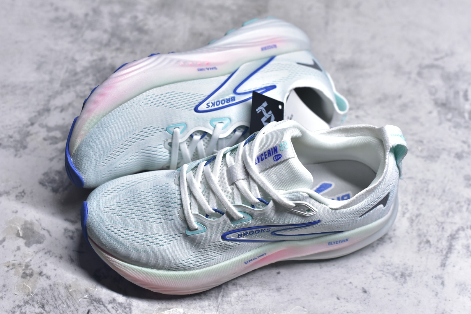 图片[7]-#Brooks Glycerin GTS 22 布鲁克斯舒适百搭宽版防滑耐磨 低帮 休闲马拉松长跑跑步鞋 Brooks 四大跑鞋之一 百年品牌 跑鞋从外形上基本就能判断这是一款速度跑鞋 简洁干练的外形结构和极强的运动流线型看着非常有速度感 上脚的第一感觉是非常轻 美码9码的鞋单只206g不到 从个人偏好来说 200g左右的竞速鞋最具安全感 鞋面采用单层网布 很薄 前掌使用了大量开放式网眼 排气直接快速 透气性上乘 鞋舌也是轻量化设计 仅为一层麂皮 和脚背完美贴合 鞋舌中央有个防偏穿孔 从实际穿着来看 通常鞋舌都是外偏 如果是防偏穿孔位于中心 防偏效果其实并不十分有效 如果采用趋外侧的偏心设计更有效 鞋帮泡棉填充量不大 但非常紧凑 贴合舒适 包裹稳固 内置硬质TPU保证必要的稳定性 跑鞋中底采用的是DNA FLASH科技材料 DNA FLASH中底科技 是Brooks第一款将氮气注入中底的创新科技 主要原理是借助“超临界流体”发泡技术 将液态氮稳定的转化为气态氮 并使其均匀地形成无数紧密贴合的密闭式气囊结构 尺码：36 36.5 37.5 38 38.5 39 40 40.5 41 42 42.5 43 44 44.5 45 46-选品中心